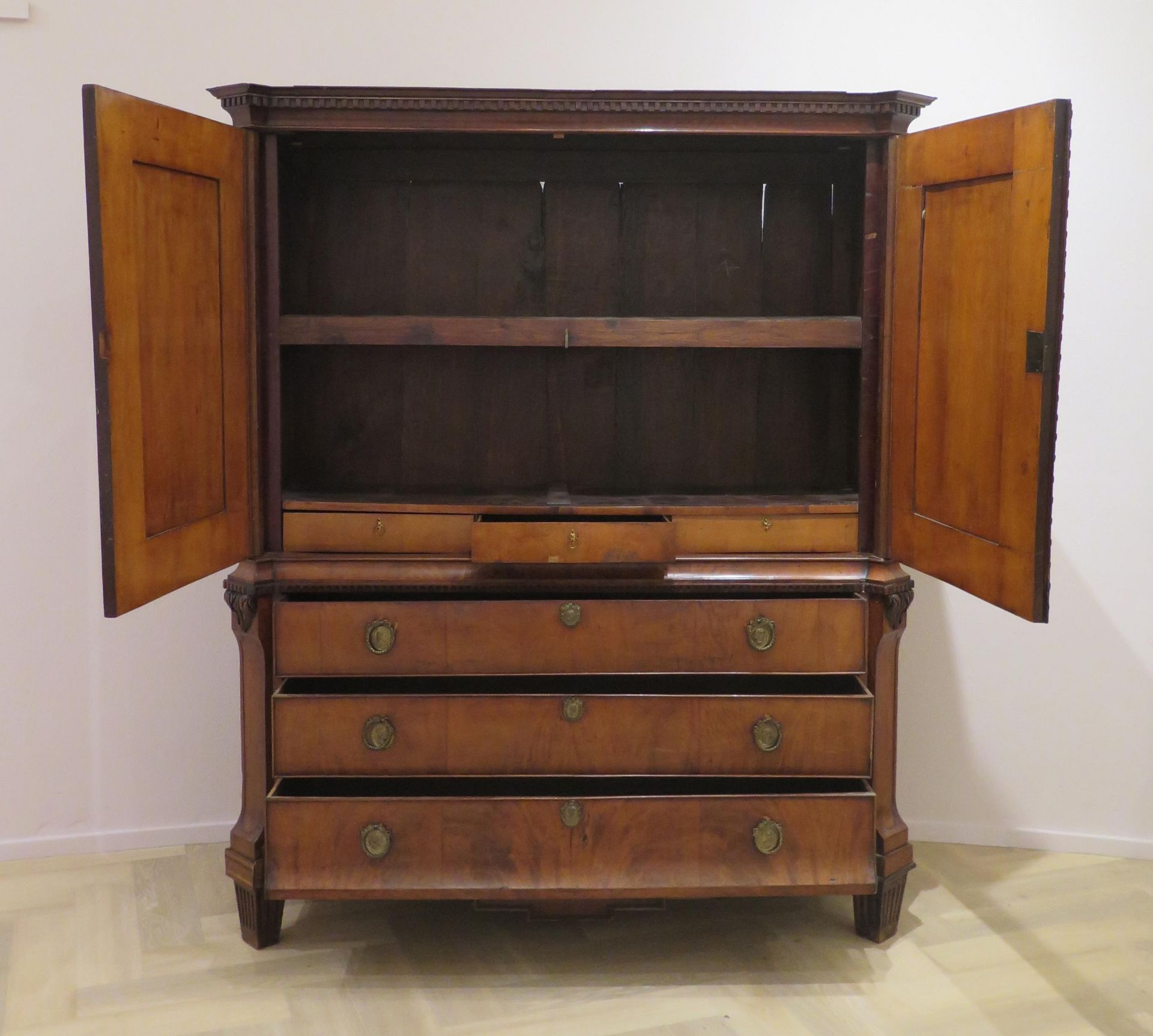 A mahogany Louis-Seize cabinet.  - Bild 2 aus 3
