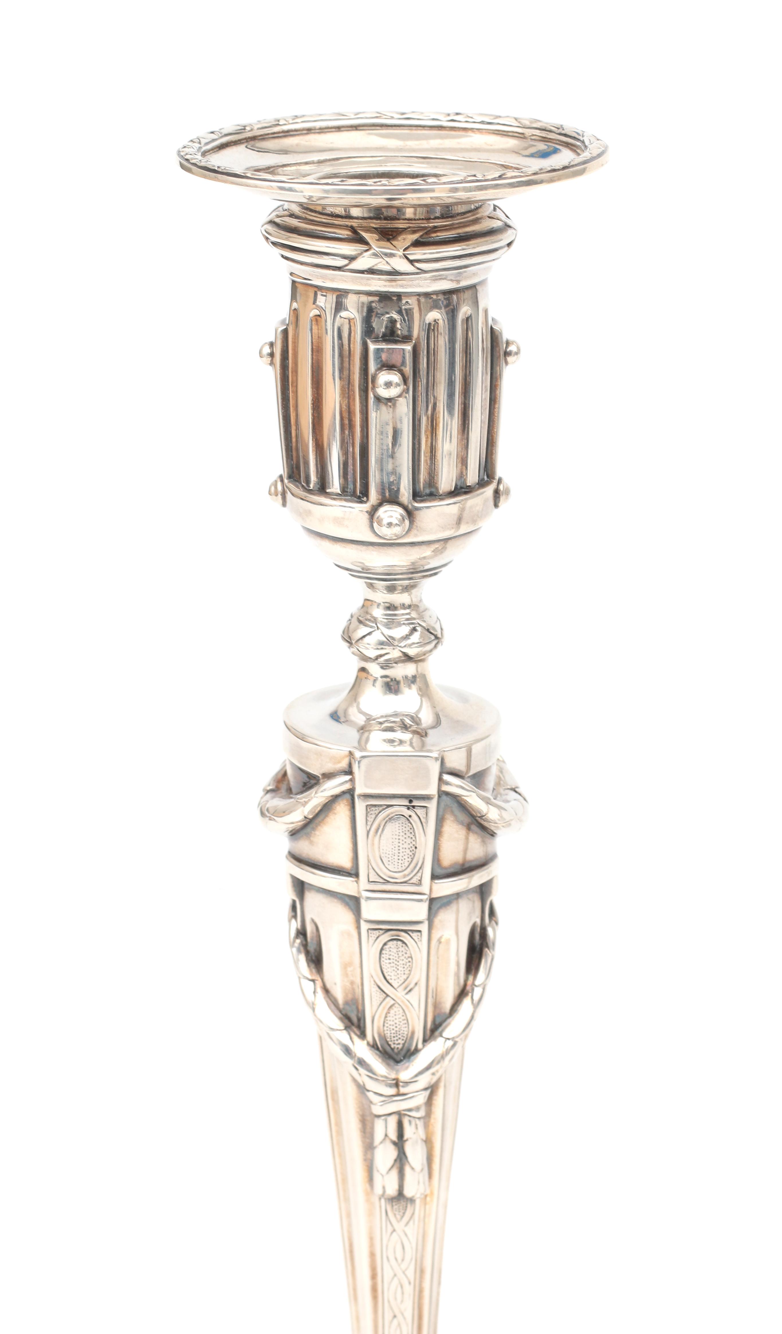 A pair of Louis Seize silver candle sticks. - Bild 5 aus 5