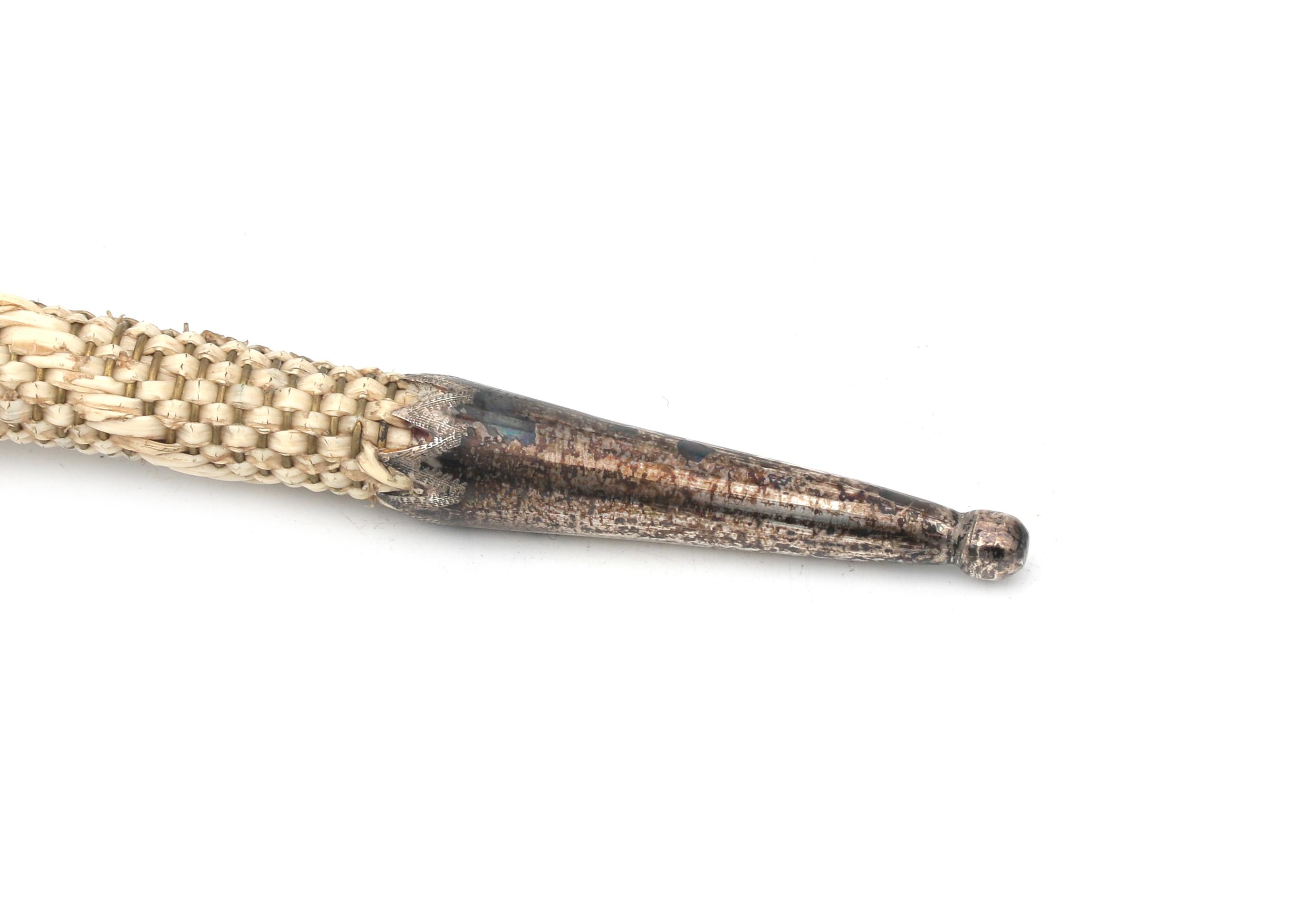 A silver mounted braided knitting needle holder, 1828-1849. - Bild 4 aus 4