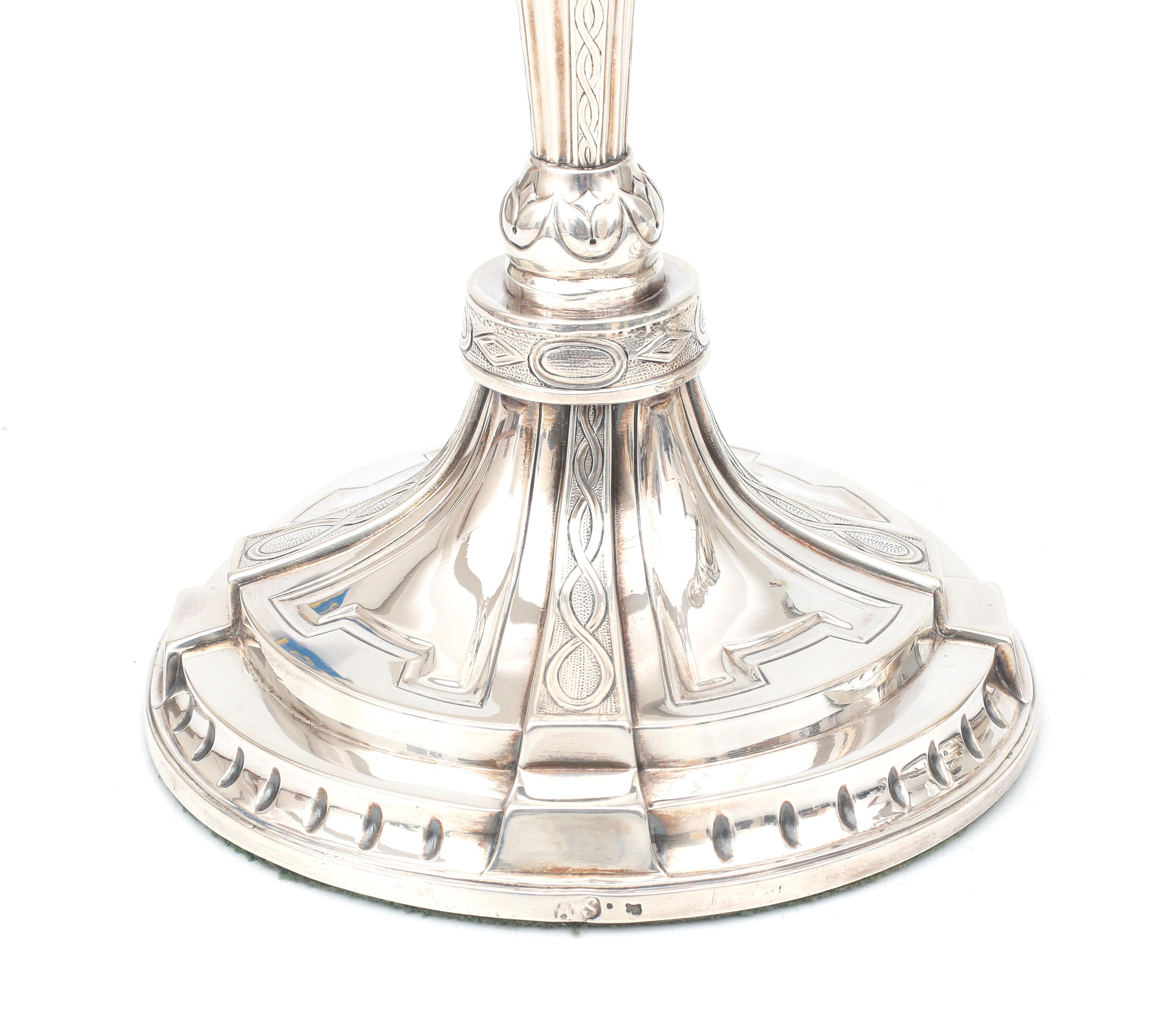 A pair of Louis Seize silver candle sticks. - Bild 2 aus 5