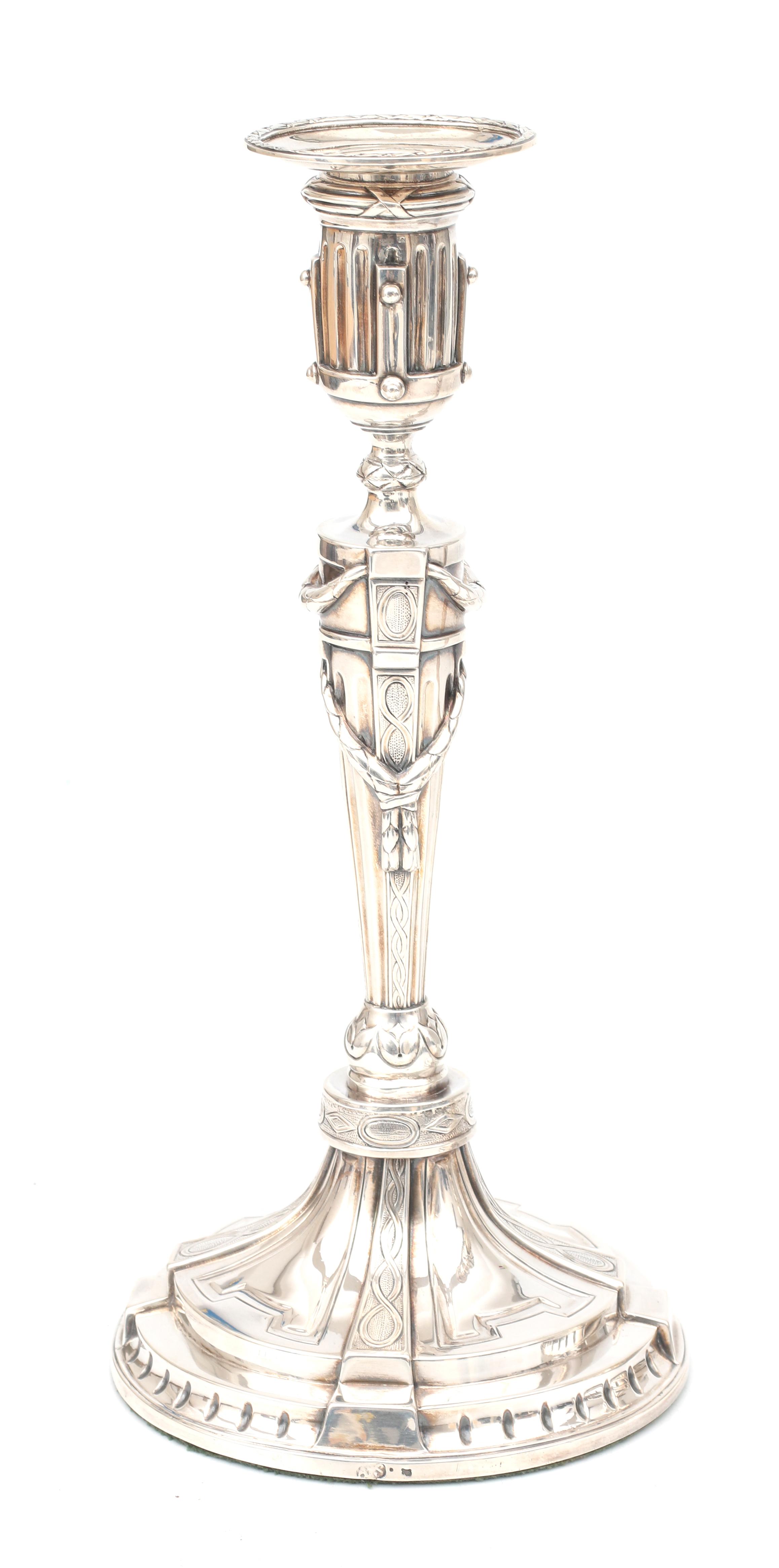 A pair of Louis Seize silver candle sticks. - Bild 4 aus 5