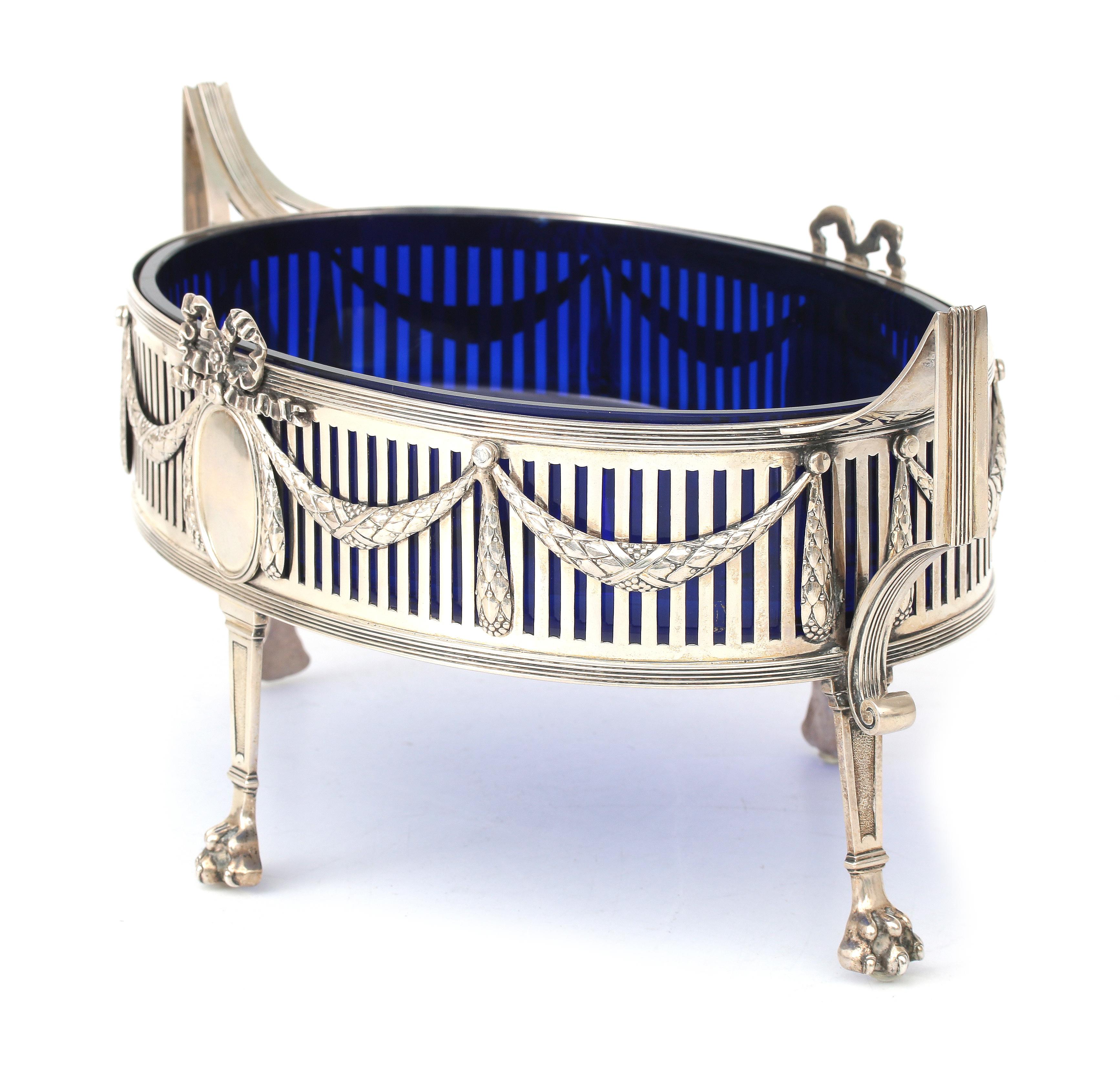 A pierced silver jardinière with cobalt blue glass liner. - Bild 2 aus 3