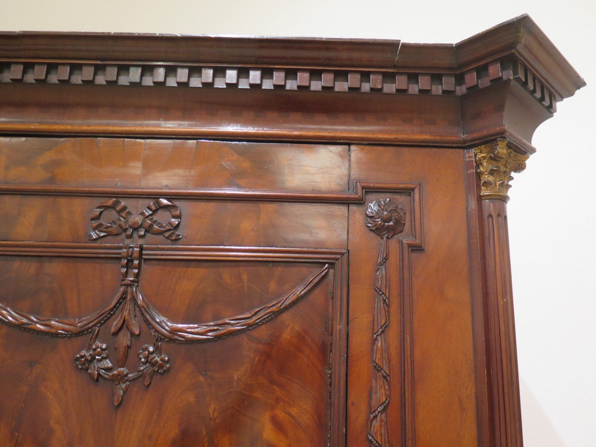 A mahogany Louis-Seize cabinet.  - Bild 3 aus 3