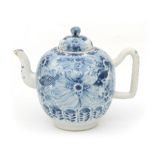 A Chinese porcelain teapot, 19th century.