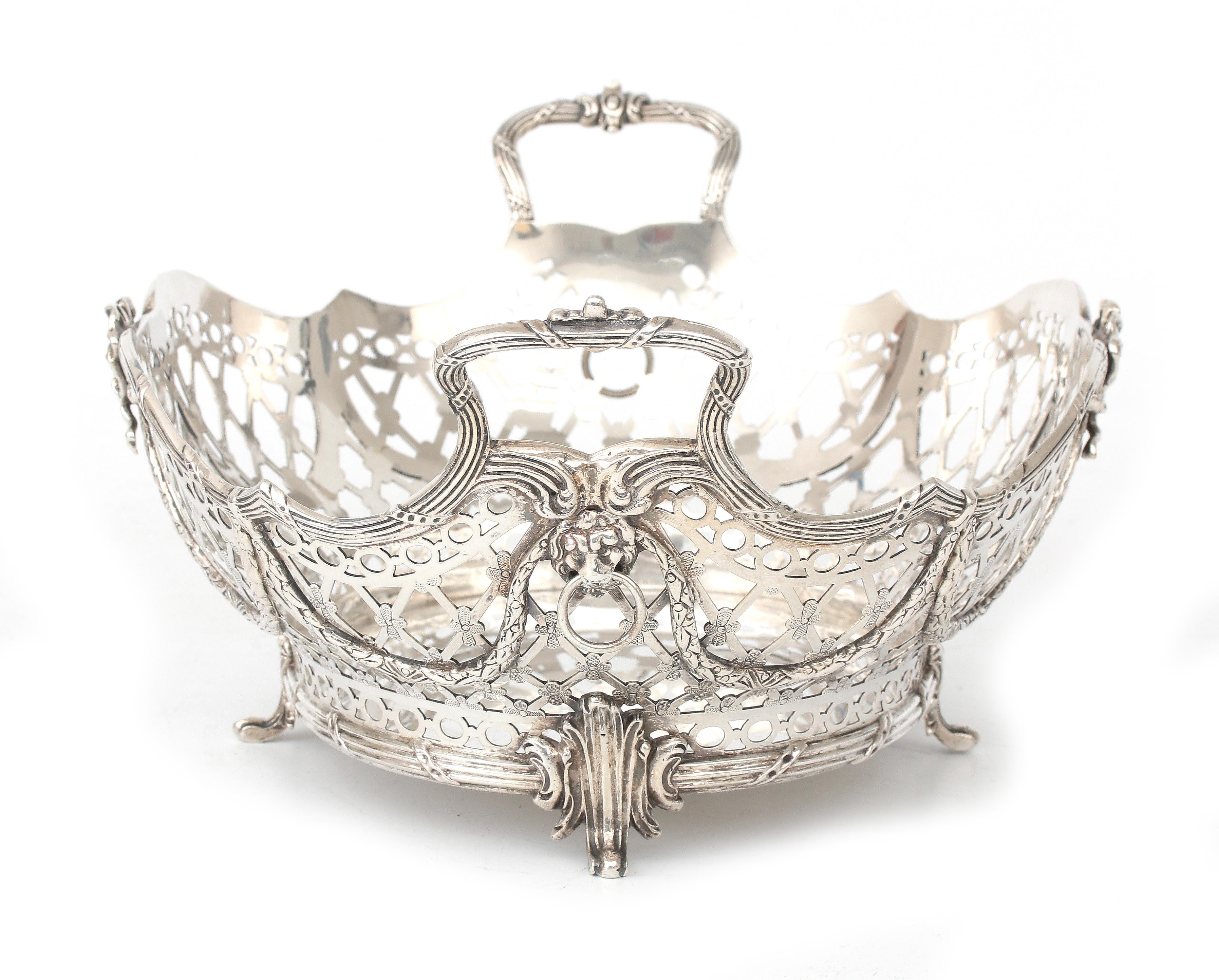 A pierced silver bread basket, Louis Seize style. - Bild 4 aus 5