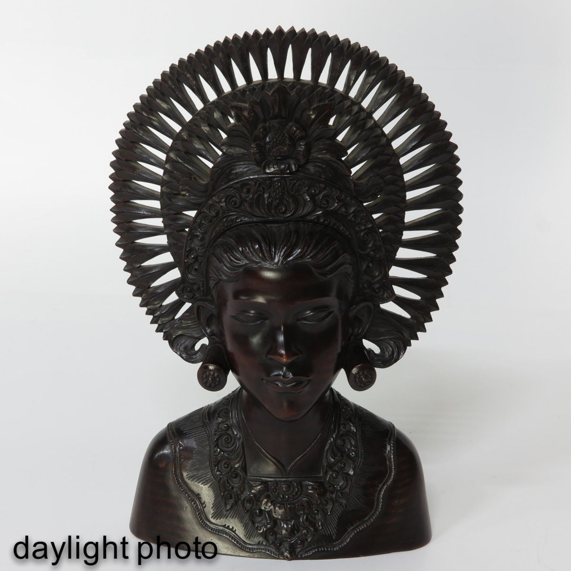 A Carved Indonesian Bust - Bild 7 aus 10