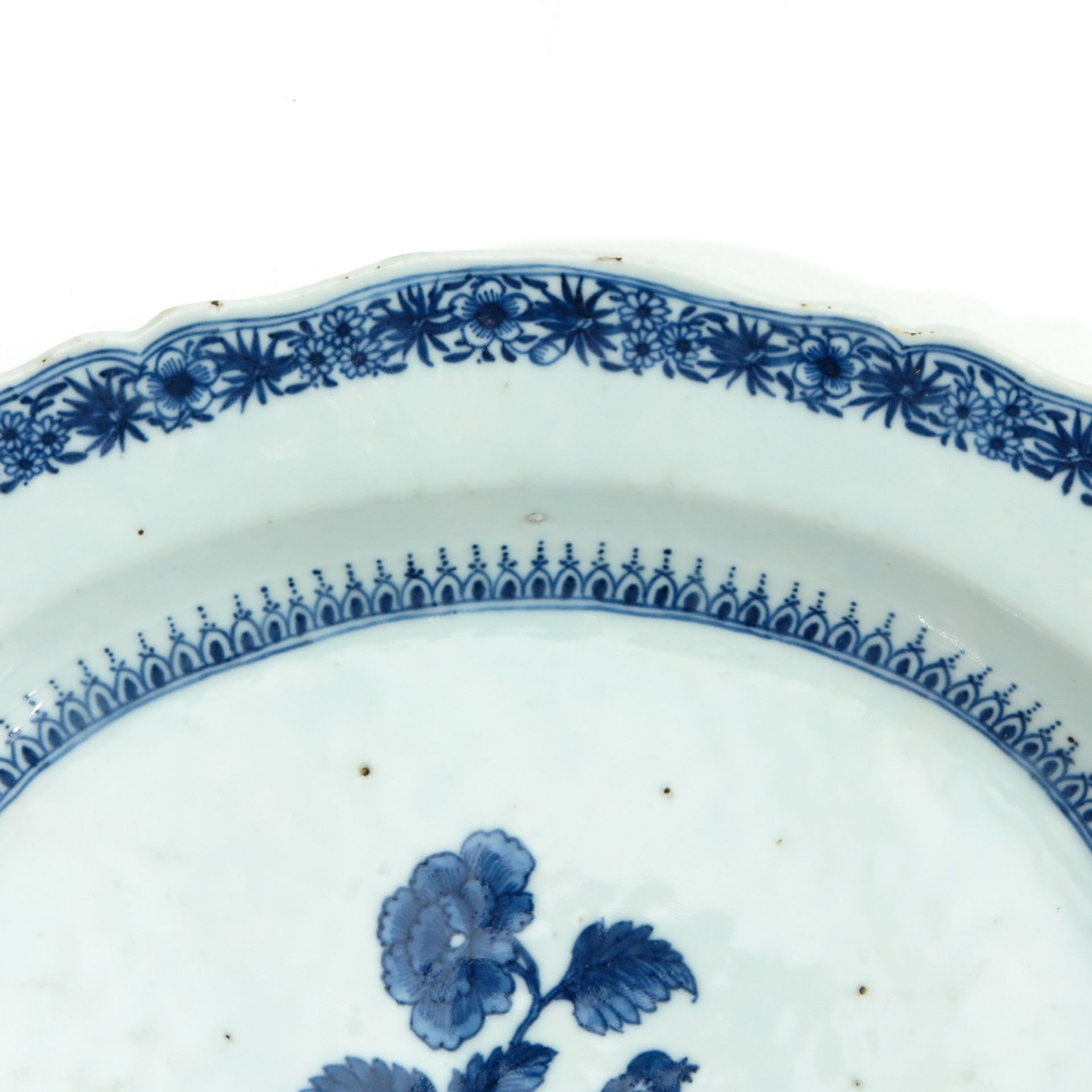 A Blue and White Serving Dish - Image 3 of 7