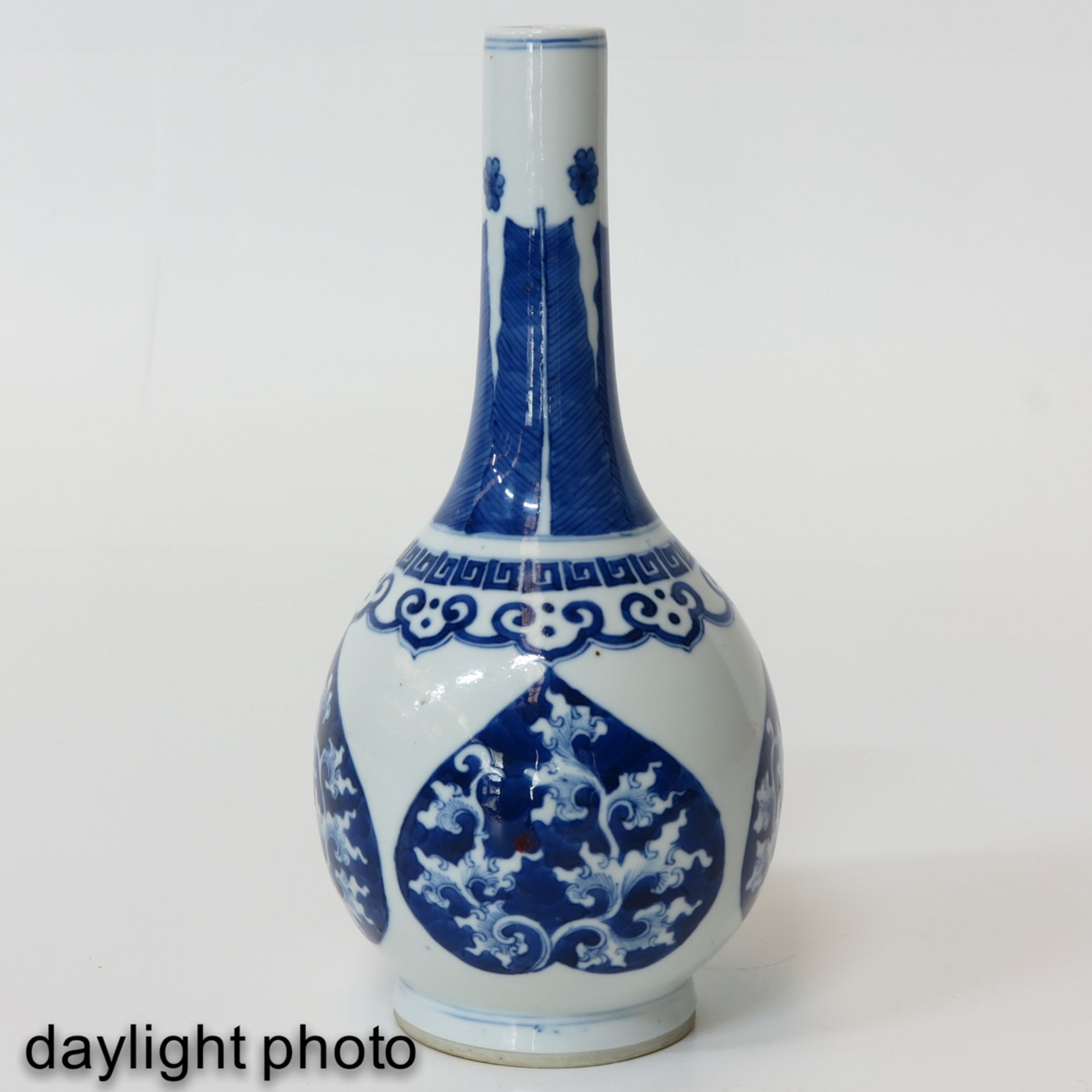 A Blue and White Bottle Vase - Image 7 of 9