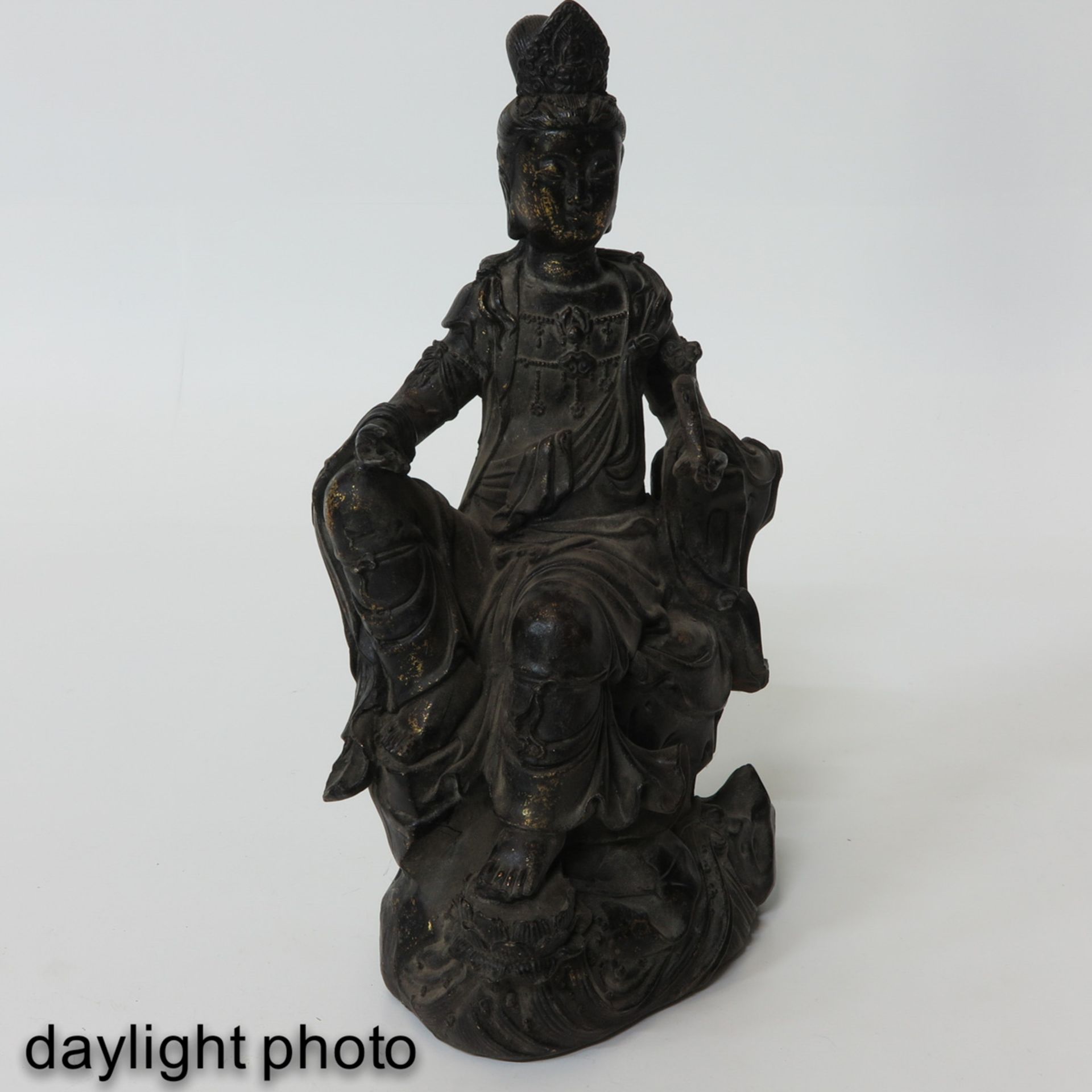 A Bronze Quanyin Sculpture - Bild 7 aus 9