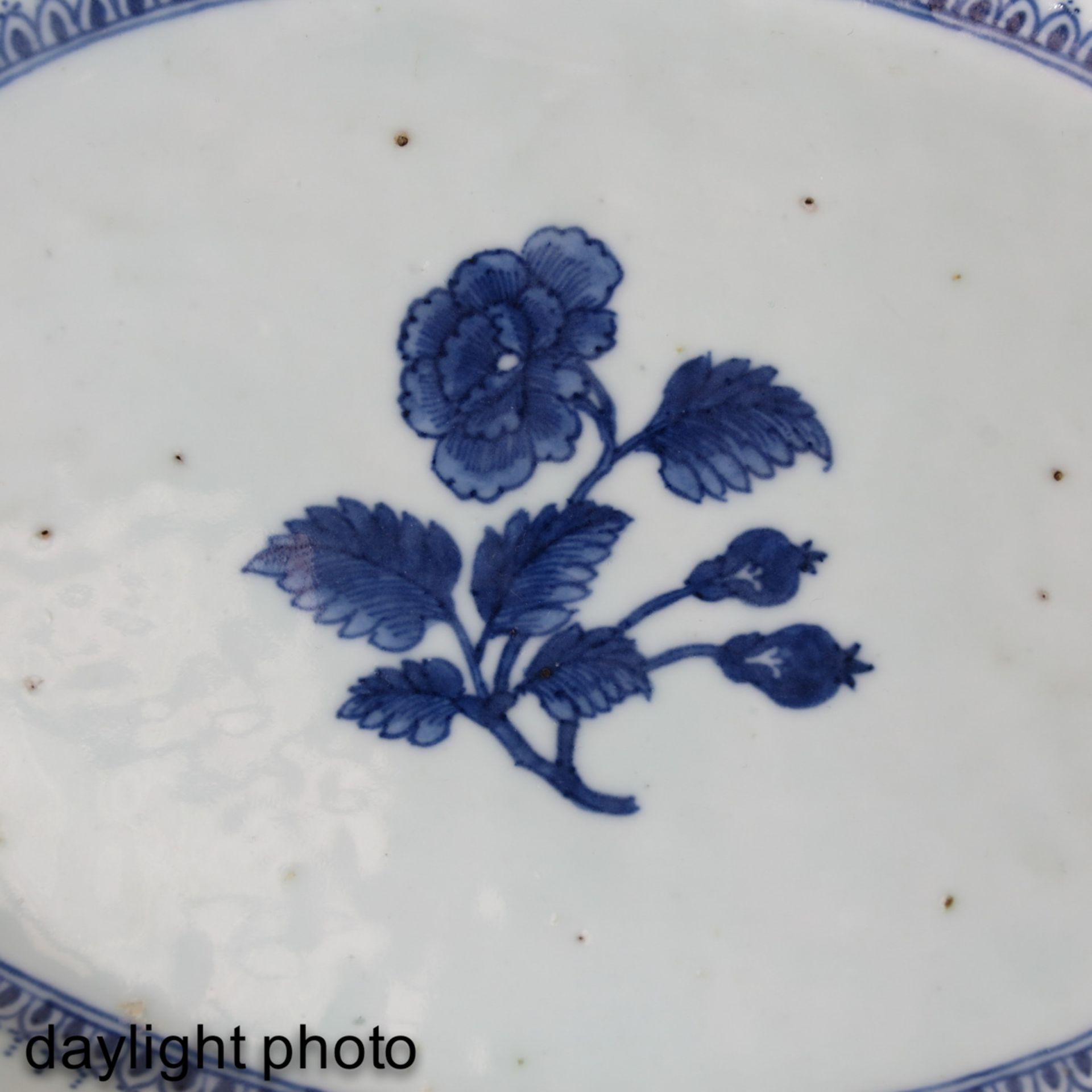 A Blue and White Serving Dish - Image 7 of 7