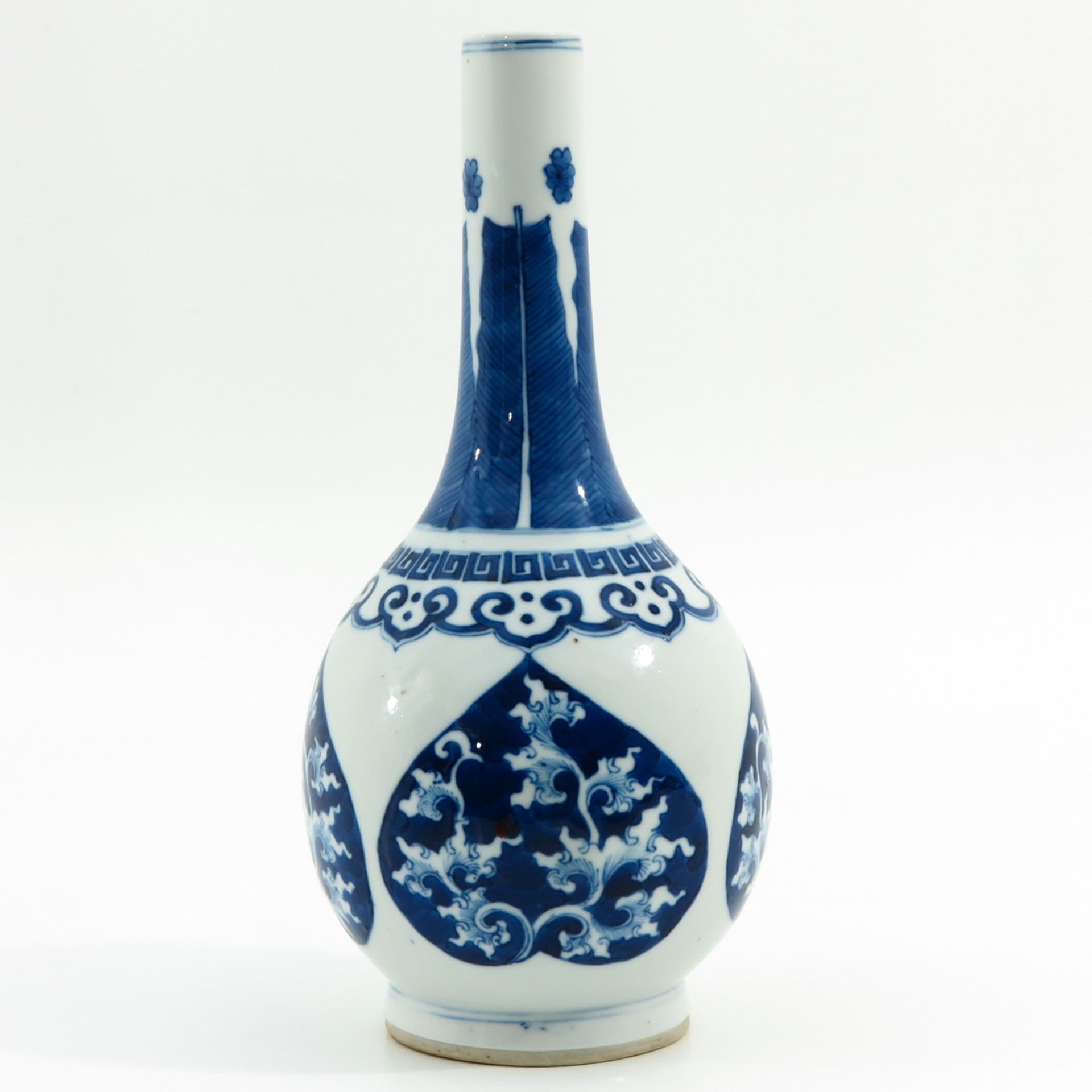A Blue and White Bottle Vase - Image 4 of 9