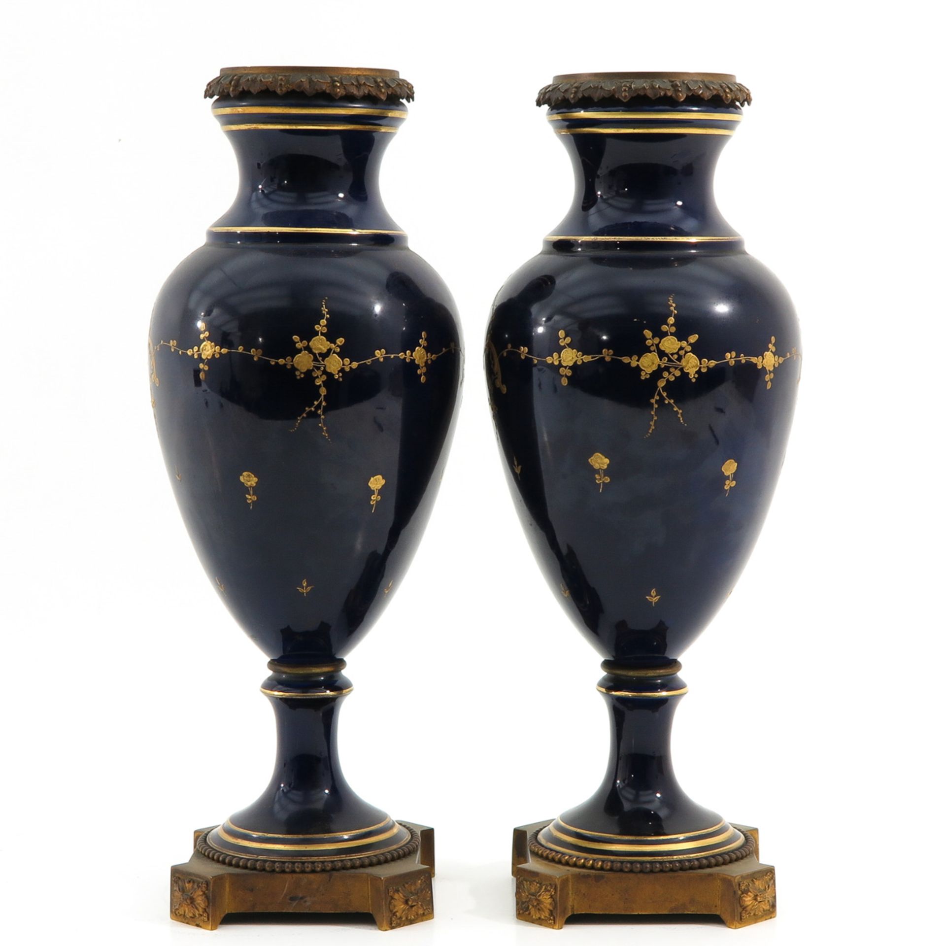 A Pair of Sevres Vases - Bild 3 aus 9