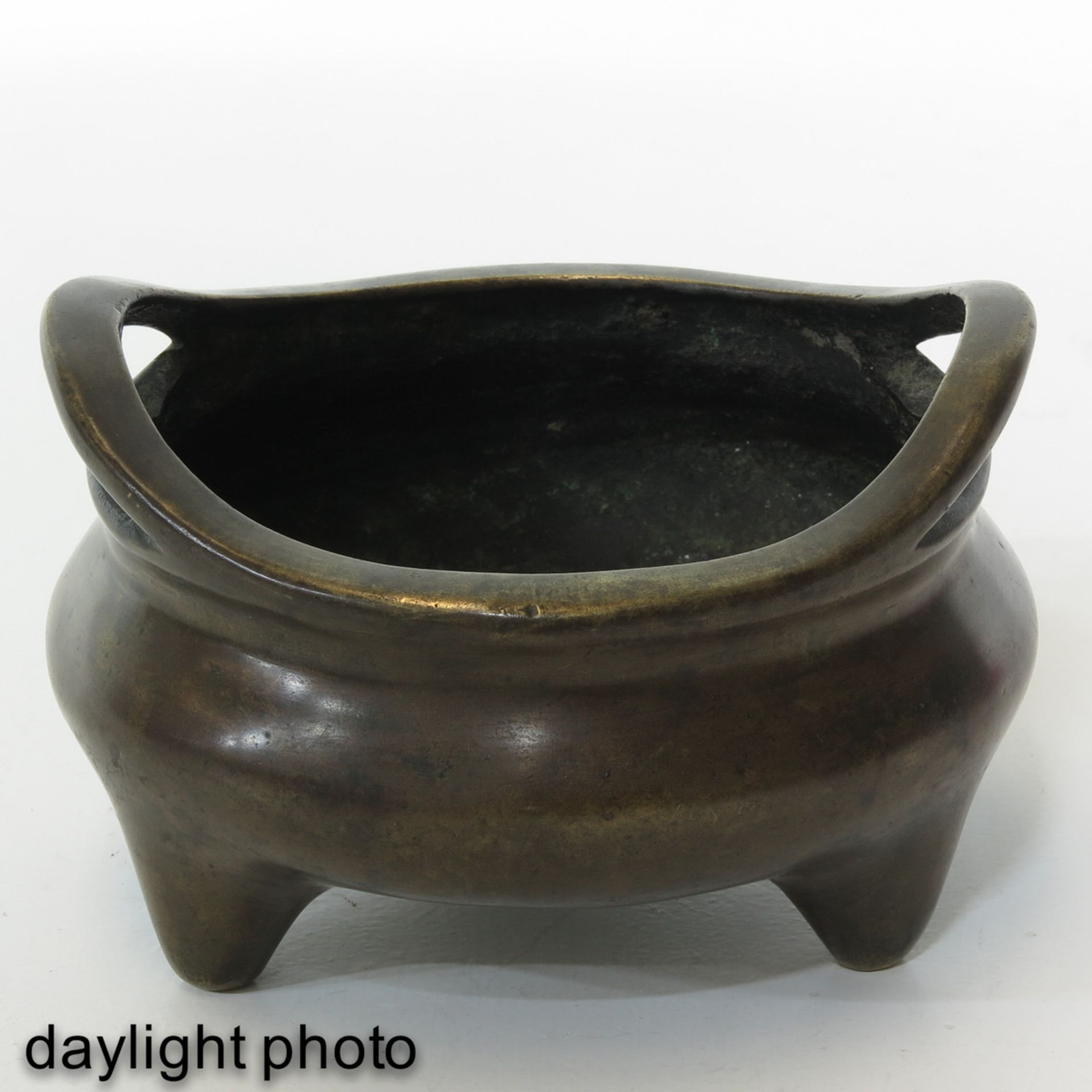 A Bronze Tripod Censer - Image 7 of 9