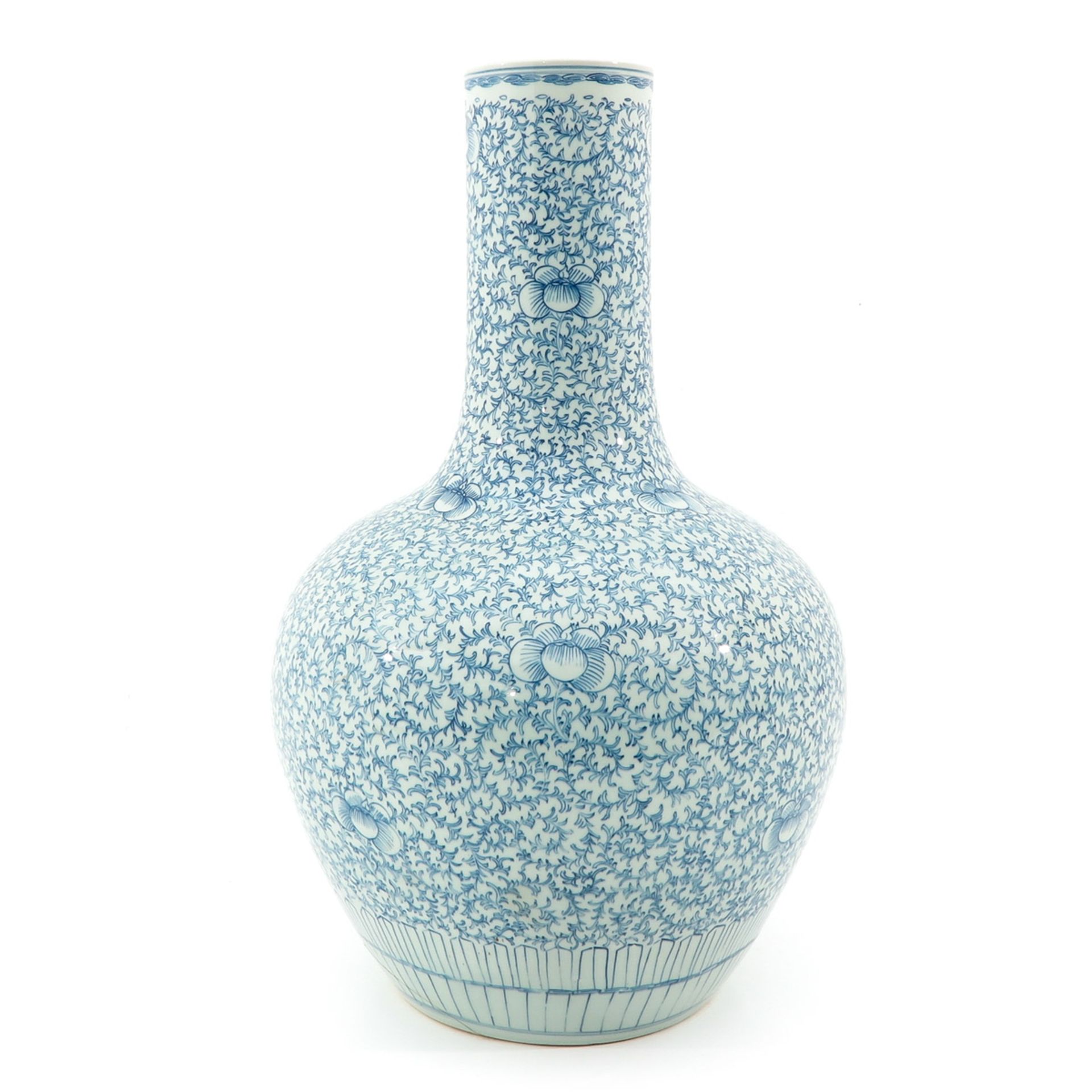 A Large Blue and White Bottle Vase - Bild 2 aus 9