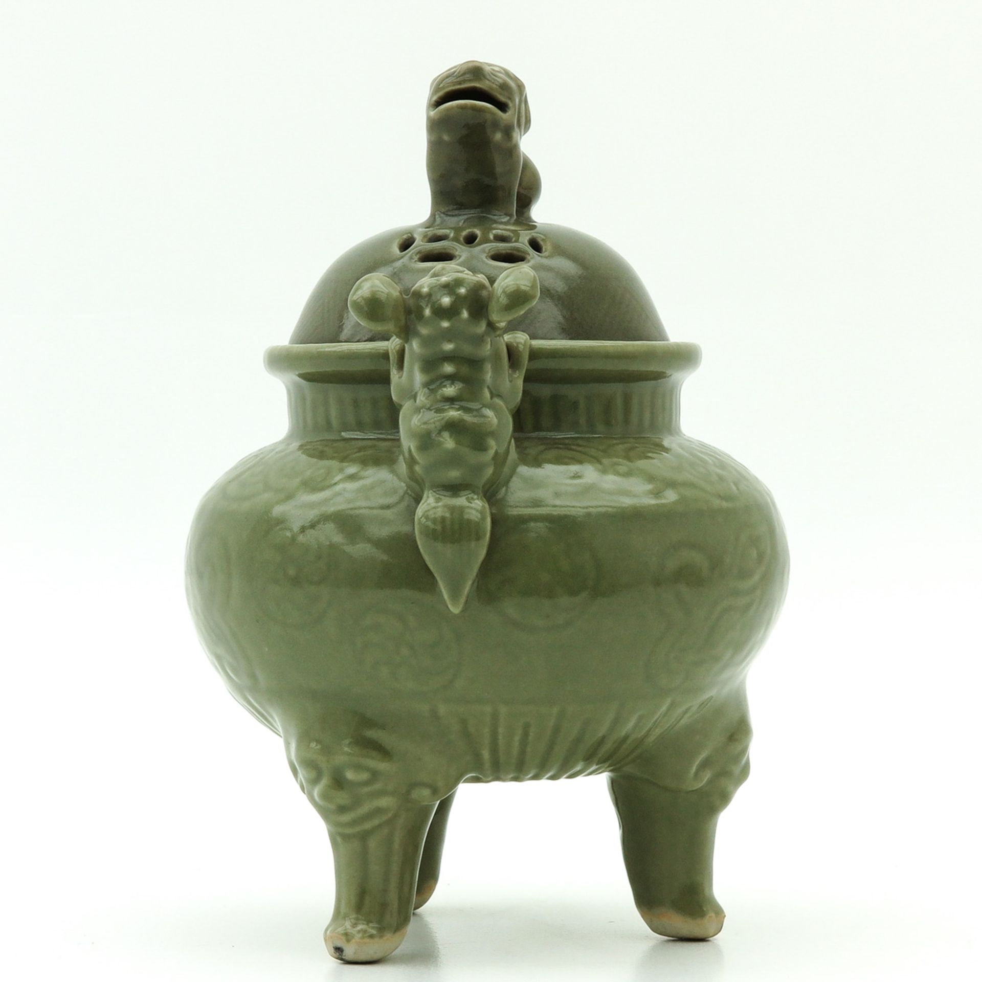 A Celadon Tripod Censer with Cover - Bild 4 aus 9