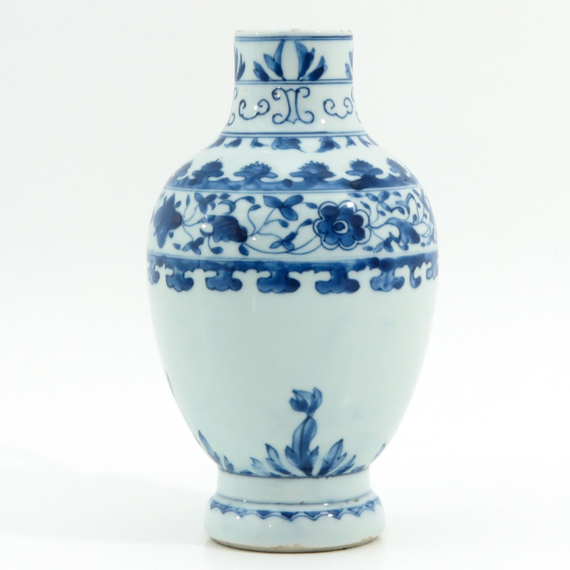 A Blue and White Ewer - Image 4 of 9