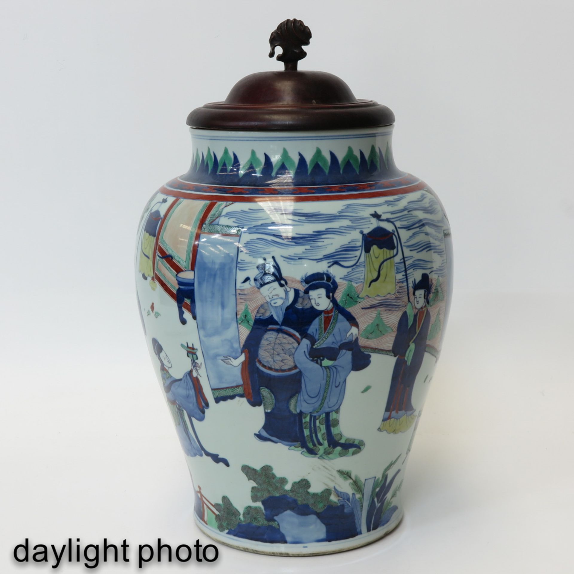 A Doucai Decor Jar with Cover - Bild 7 aus 9