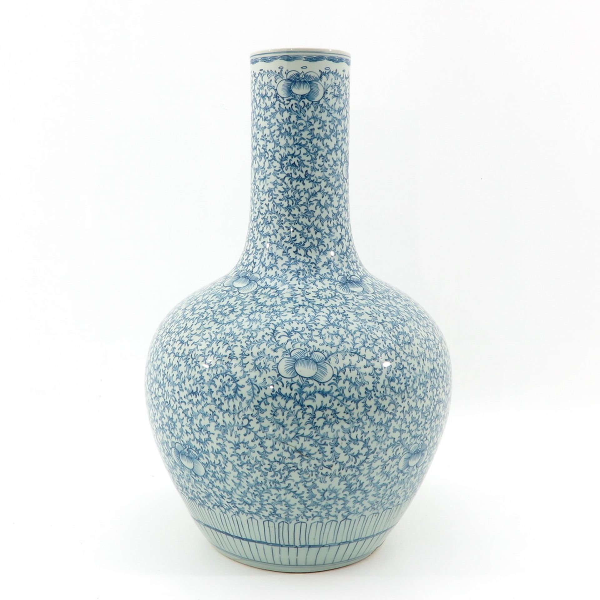 A Large Blue and White Bottle Vase - Bild 3 aus 9