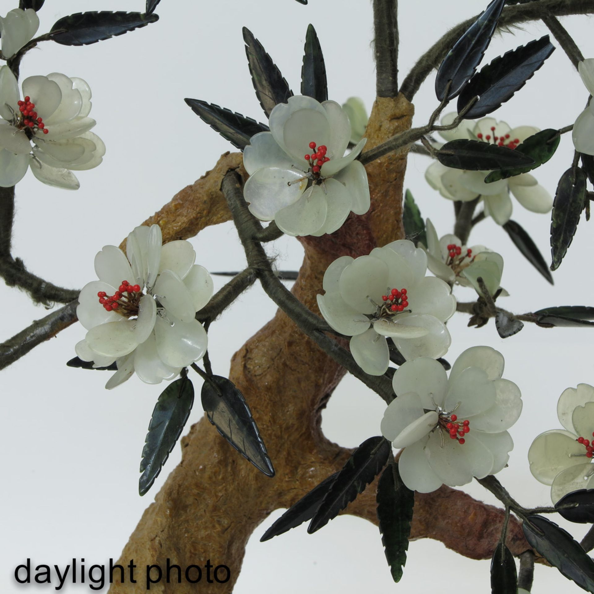 A Pair of Jade Floral Arrangements - Bild 9 aus 10