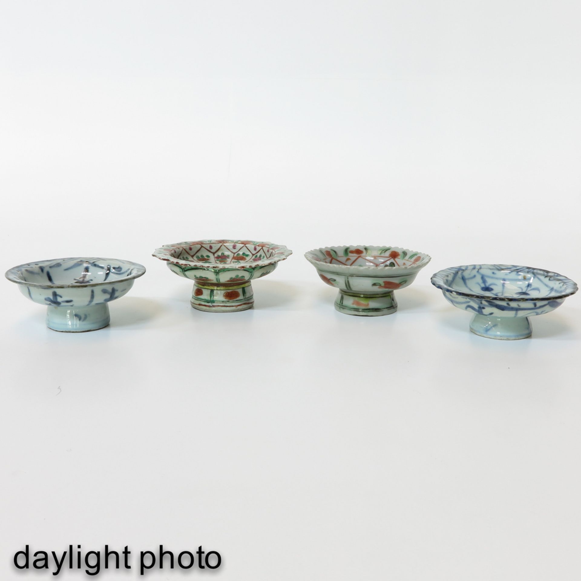 A Collection of 4 Stemmed Bowls - Image 7 of 10