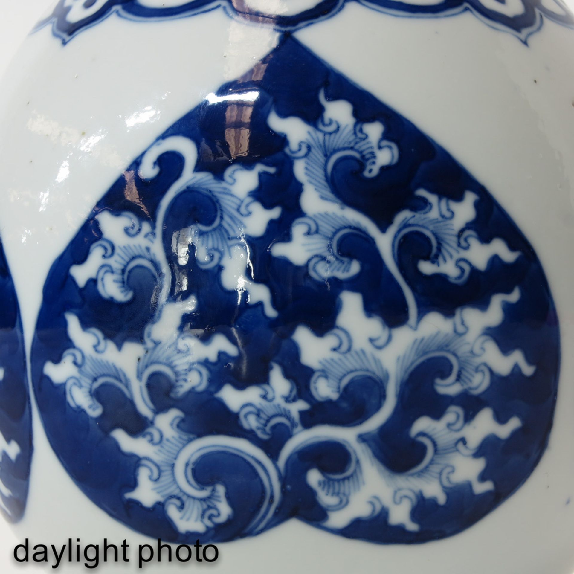A Blue and White Bottle Vase - Image 9 of 9