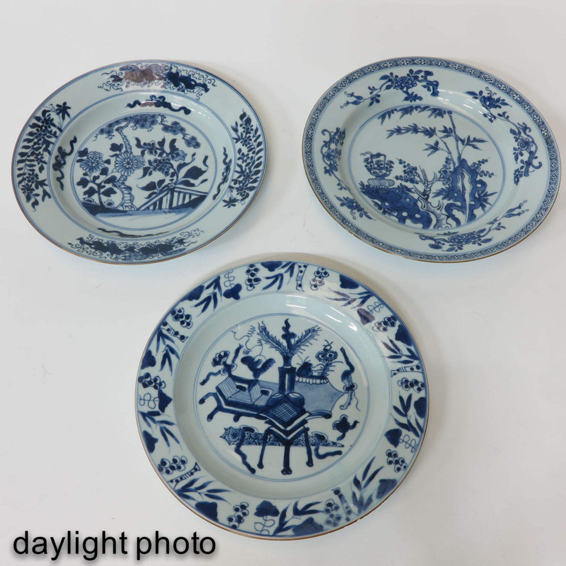 A Collectin of 3 Blue and White Plates - Bild 9 aus 10