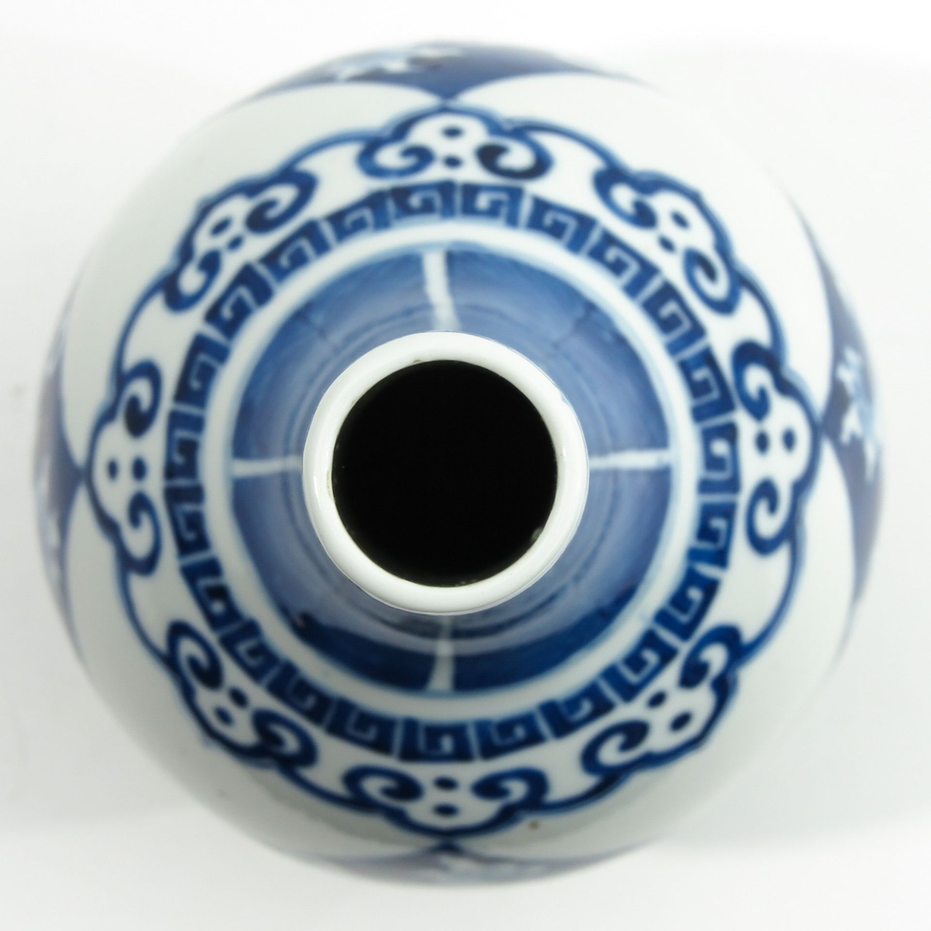 A Blue and White Bottle Vase - Image 5 of 9