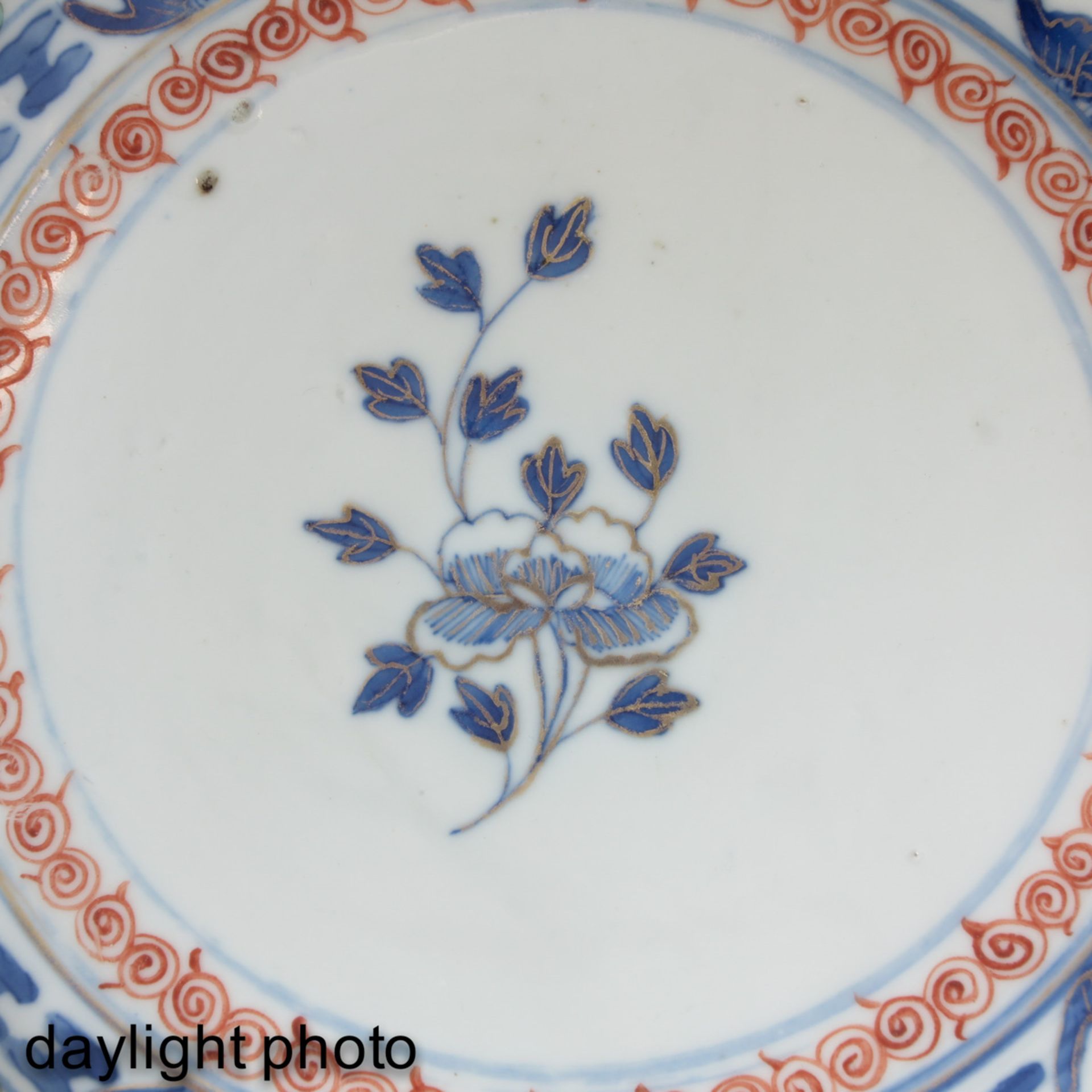 A Pair of Polychrome Decor Plates - Bild 10 aus 10