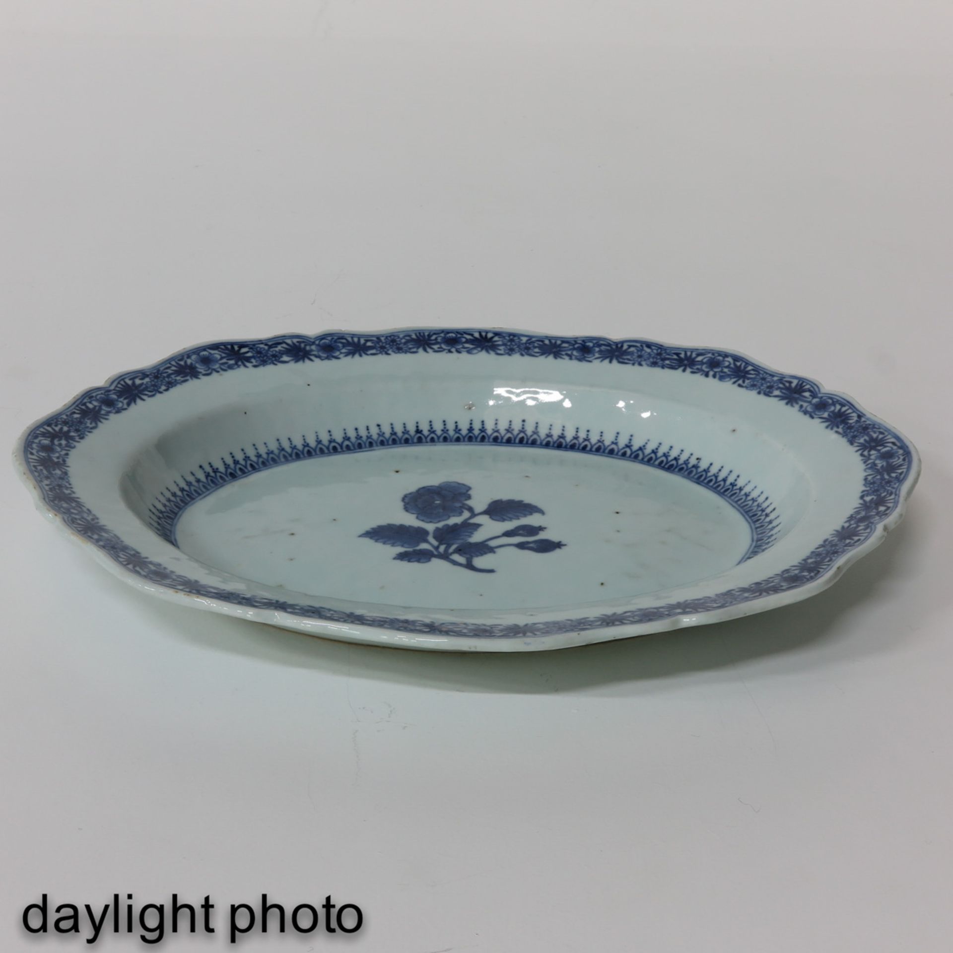 A Blue and White Serving Dish - Image 5 of 7