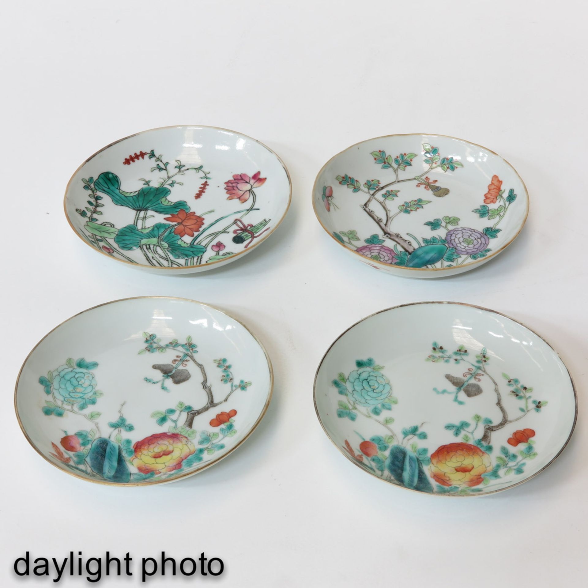 A Collection of 4 Small Plates - Bild 7 aus 10
