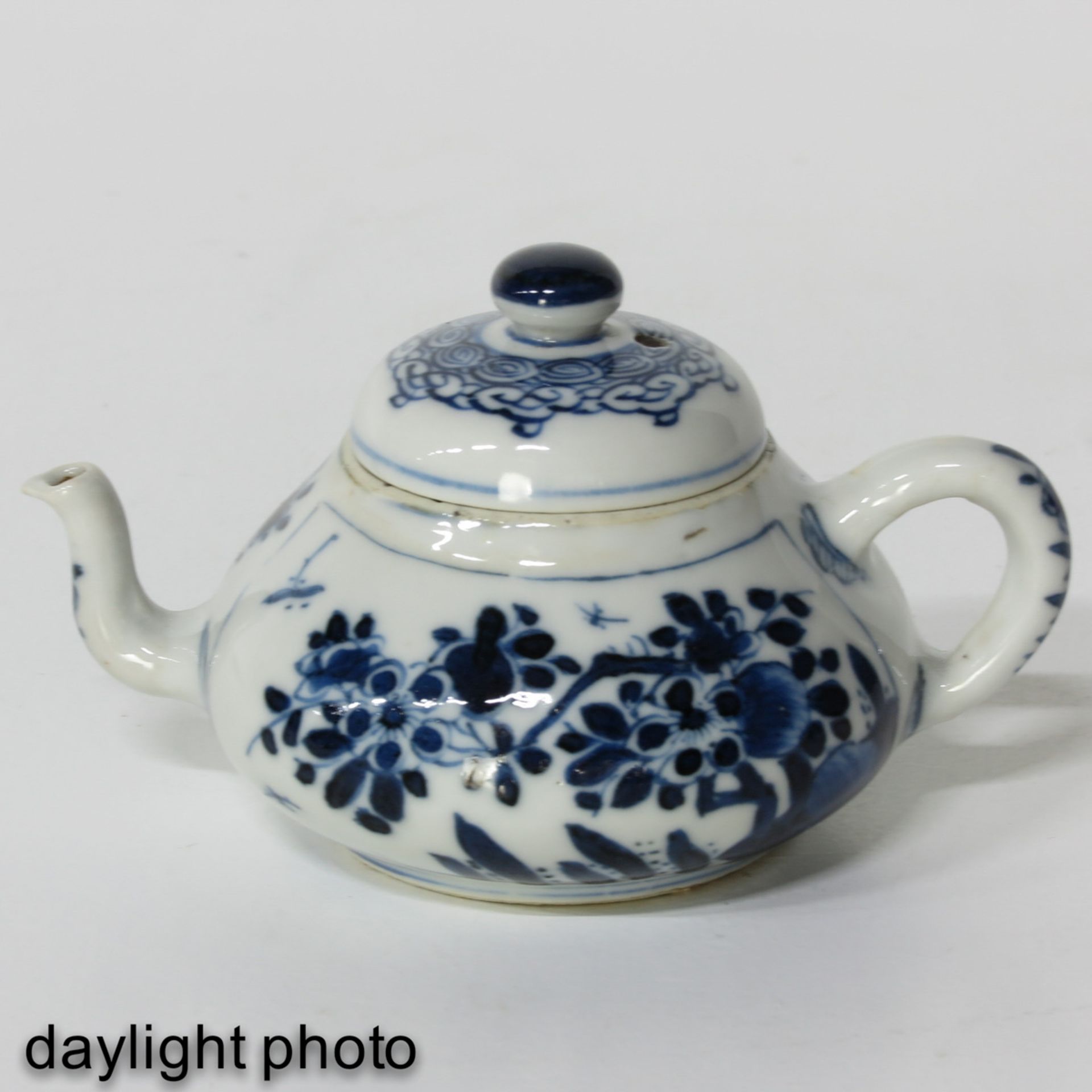 A Small Kangxi Period Teapot - Bild 7 aus 9