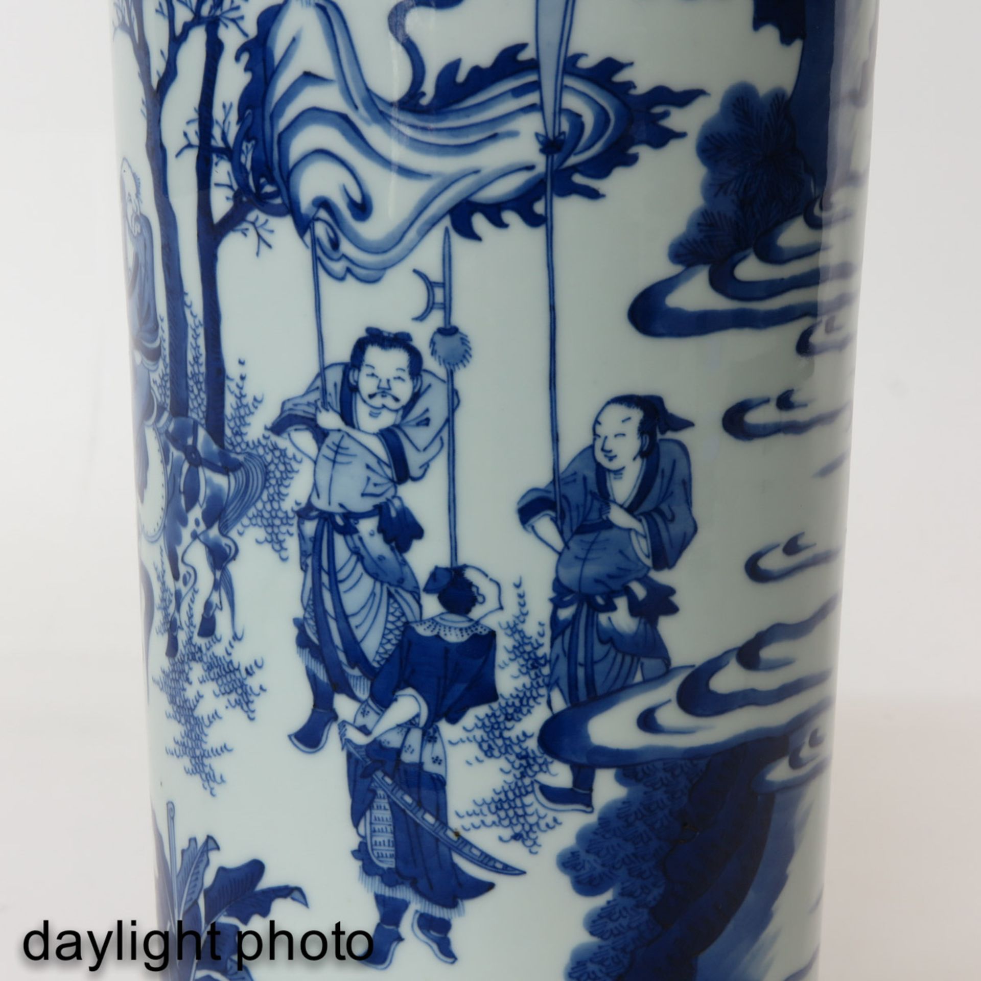 A Blue and White Roll Wagon Vase - Image 10 of 10