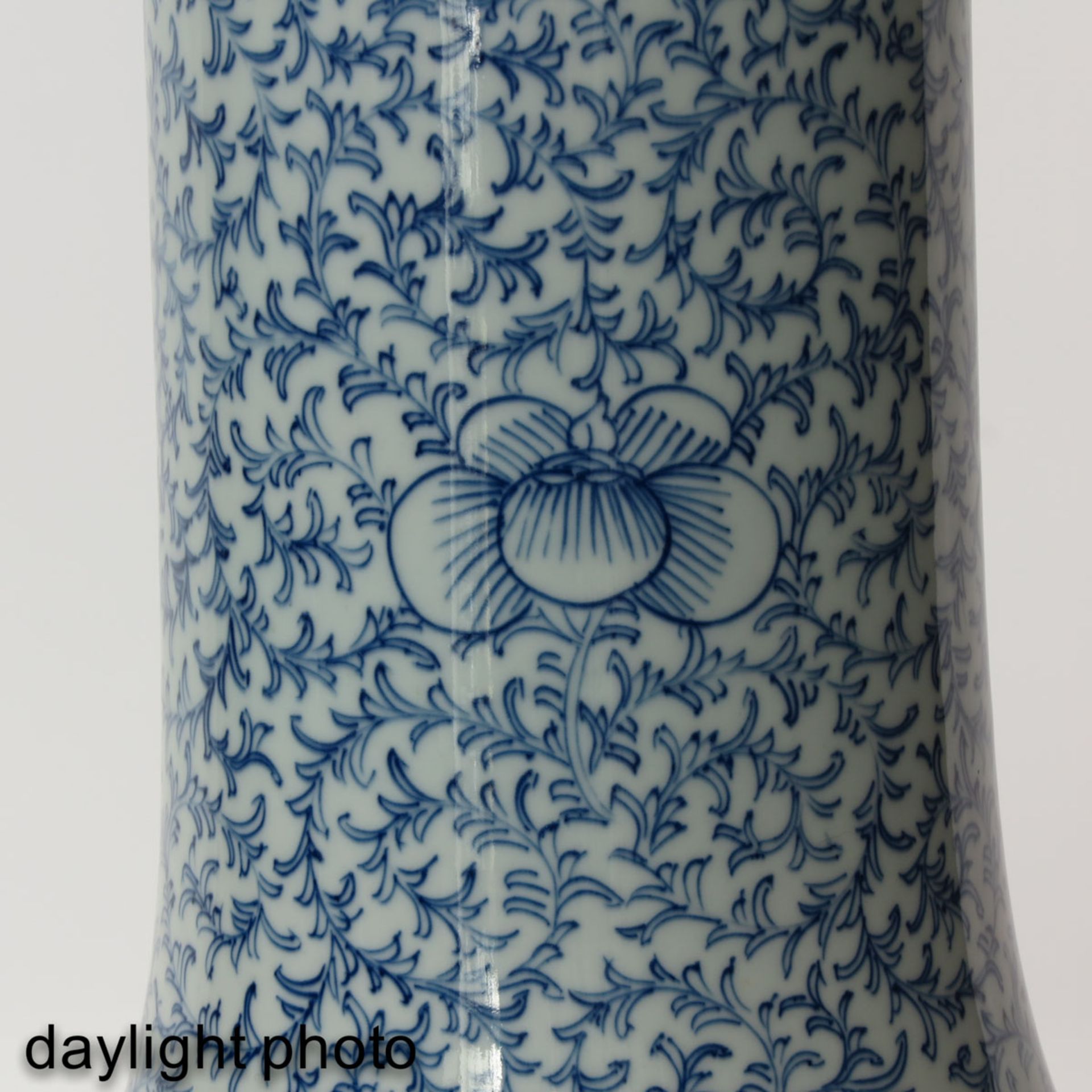 A Large Blue and White Bottle Vase - Bild 9 aus 9