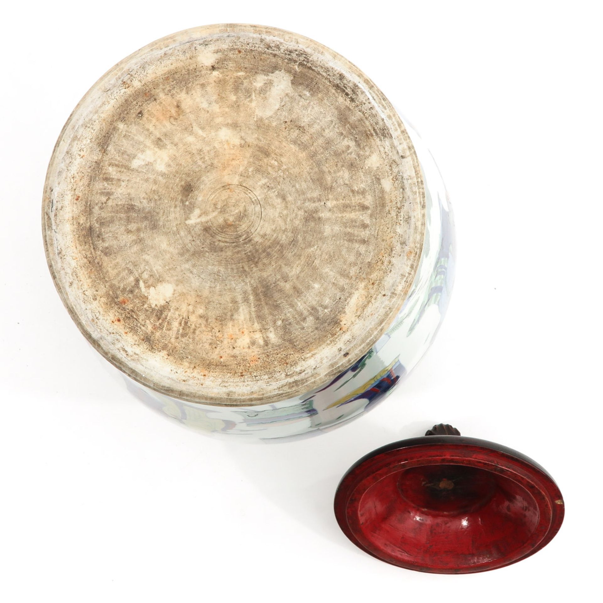 A Doucai Decor Jar with Cover - Bild 6 aus 9
