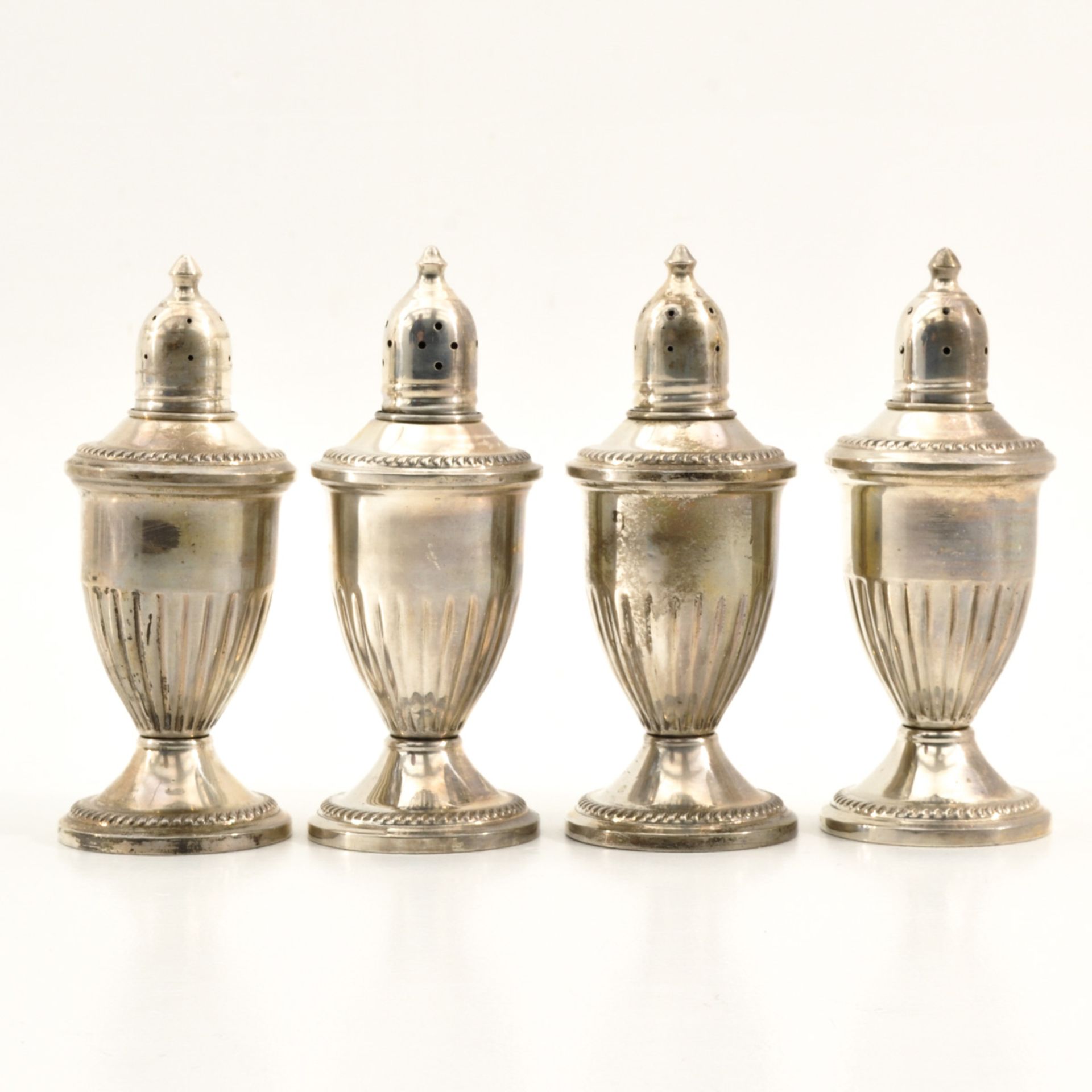 A Collection of 4 Silver Castors - Bild 3 aus 7