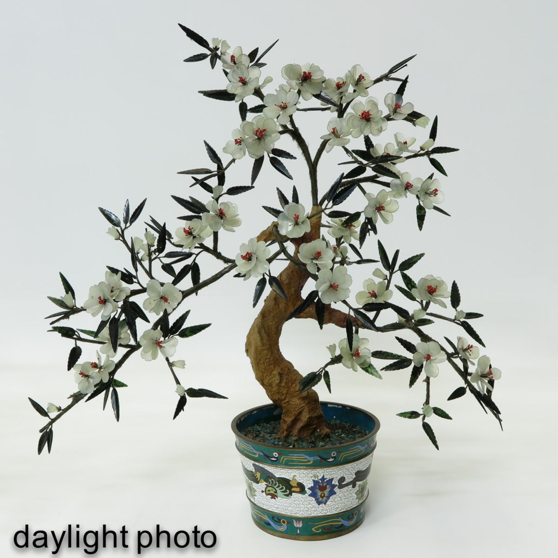 A Pair of Jade Floral Arrangements - Bild 8 aus 10