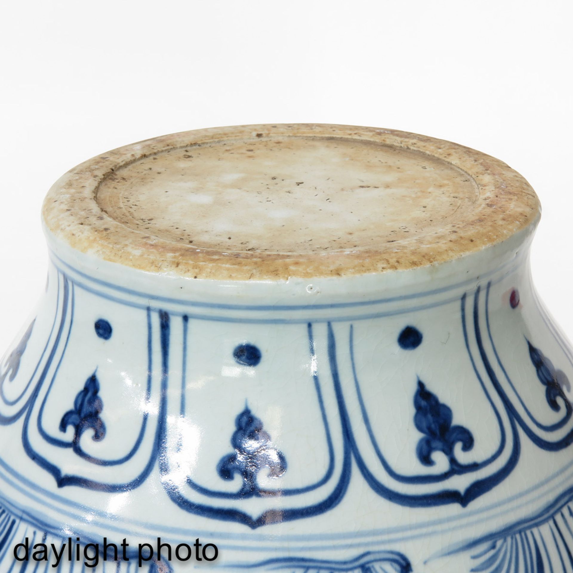 A Blue and White Jar - Bild 8 aus 9