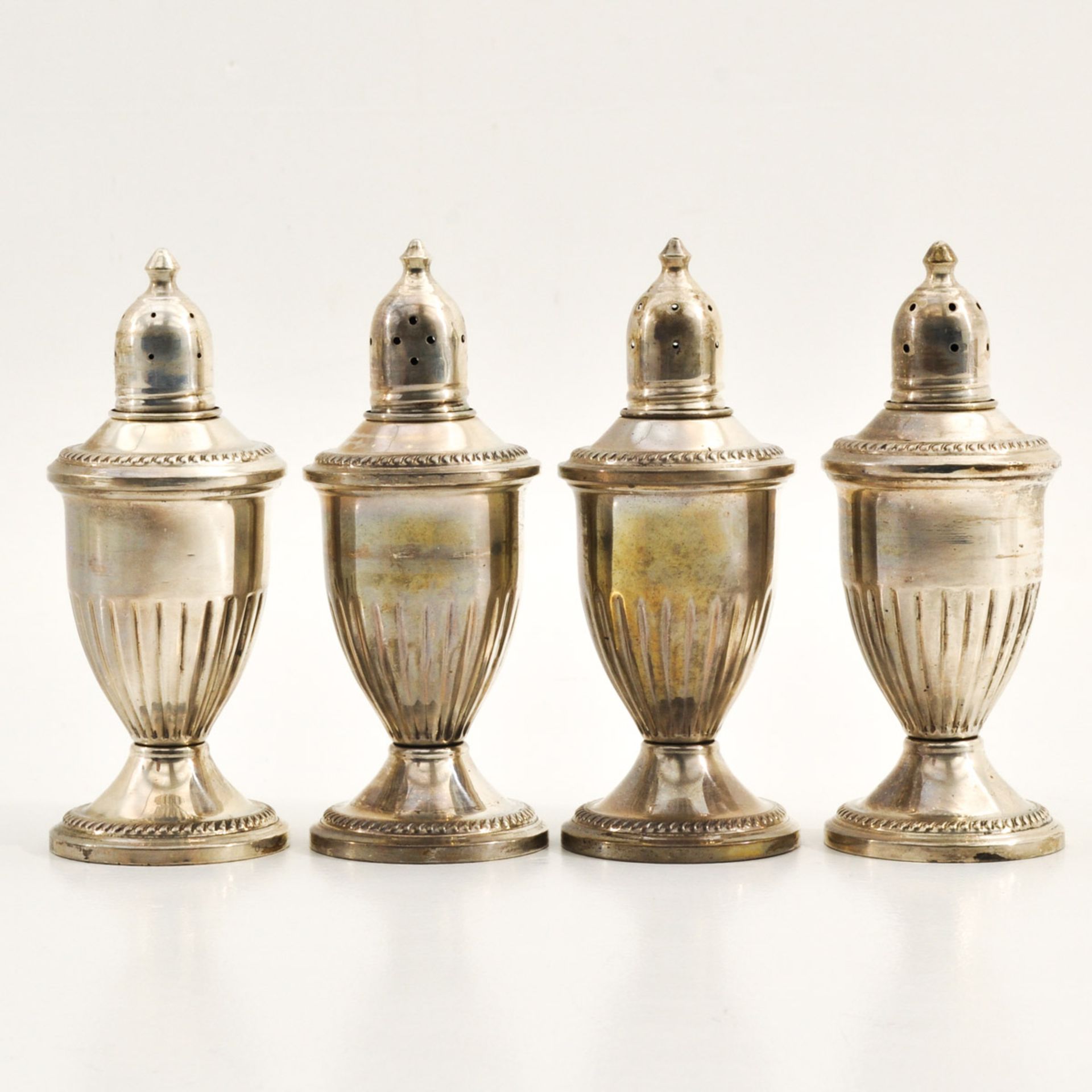 A Collection of 4 Silver Castors - Bild 4 aus 7
