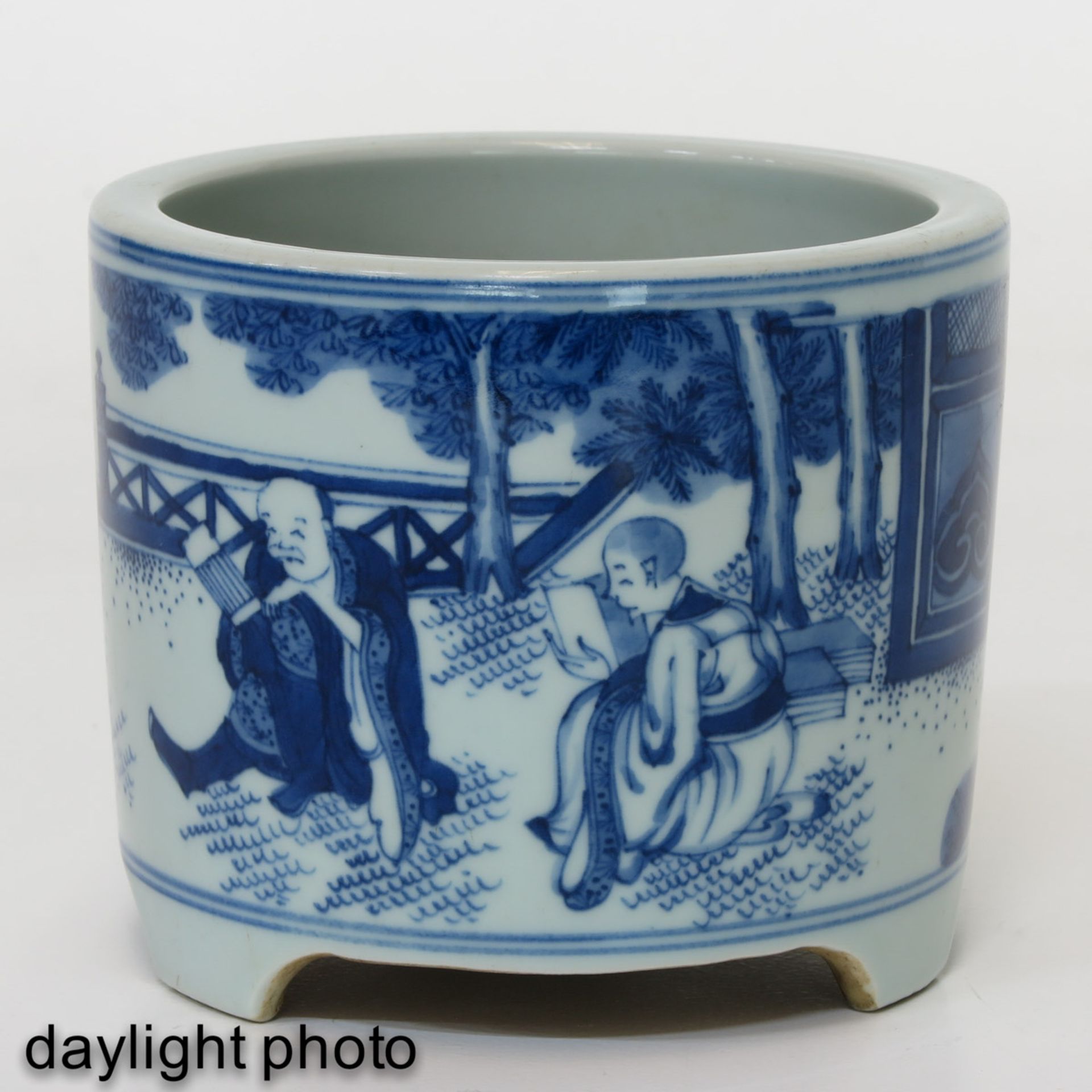 A Blue and White Brush Pot - Image 7 of 9