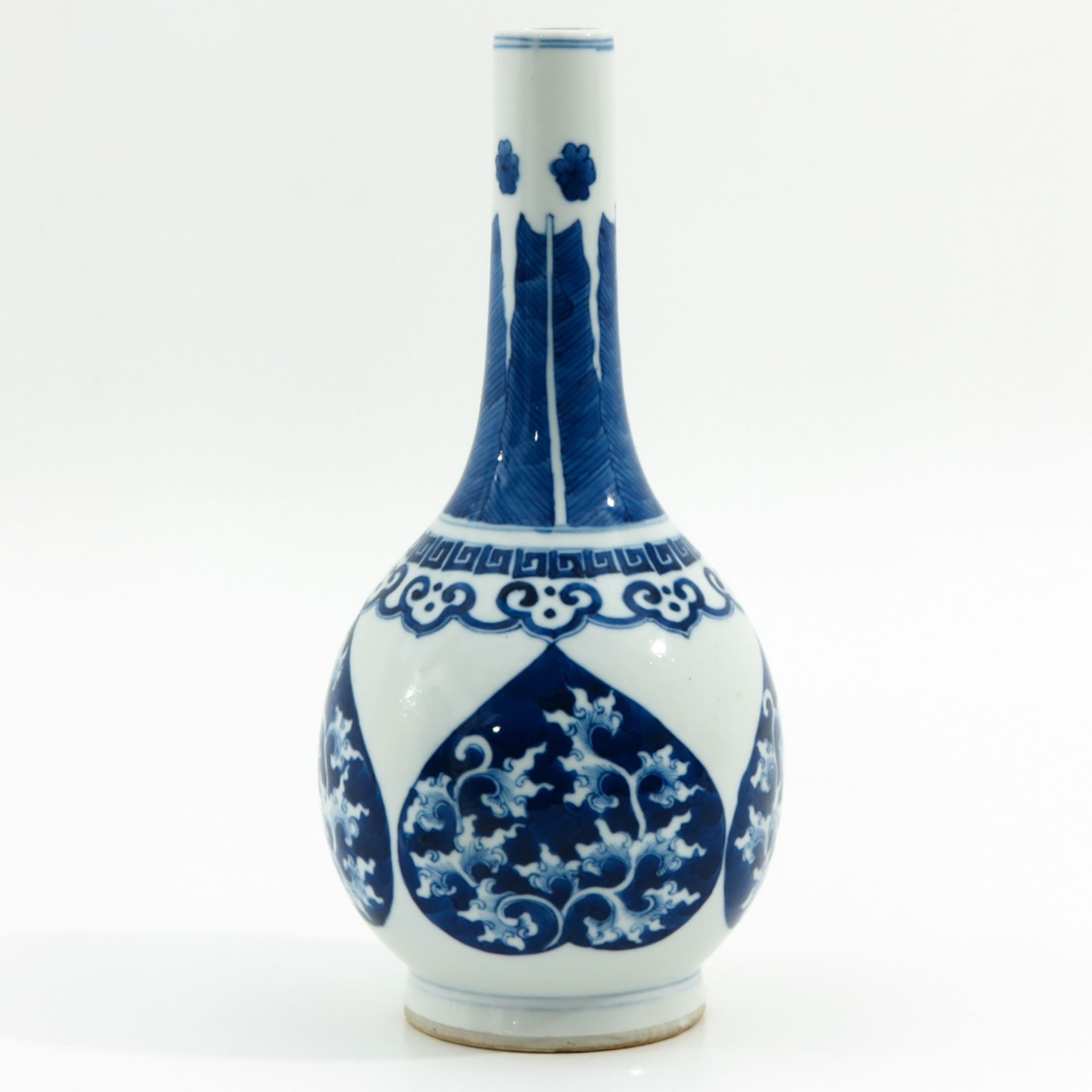 A Blue and White Bottle Vase - Image 2 of 9