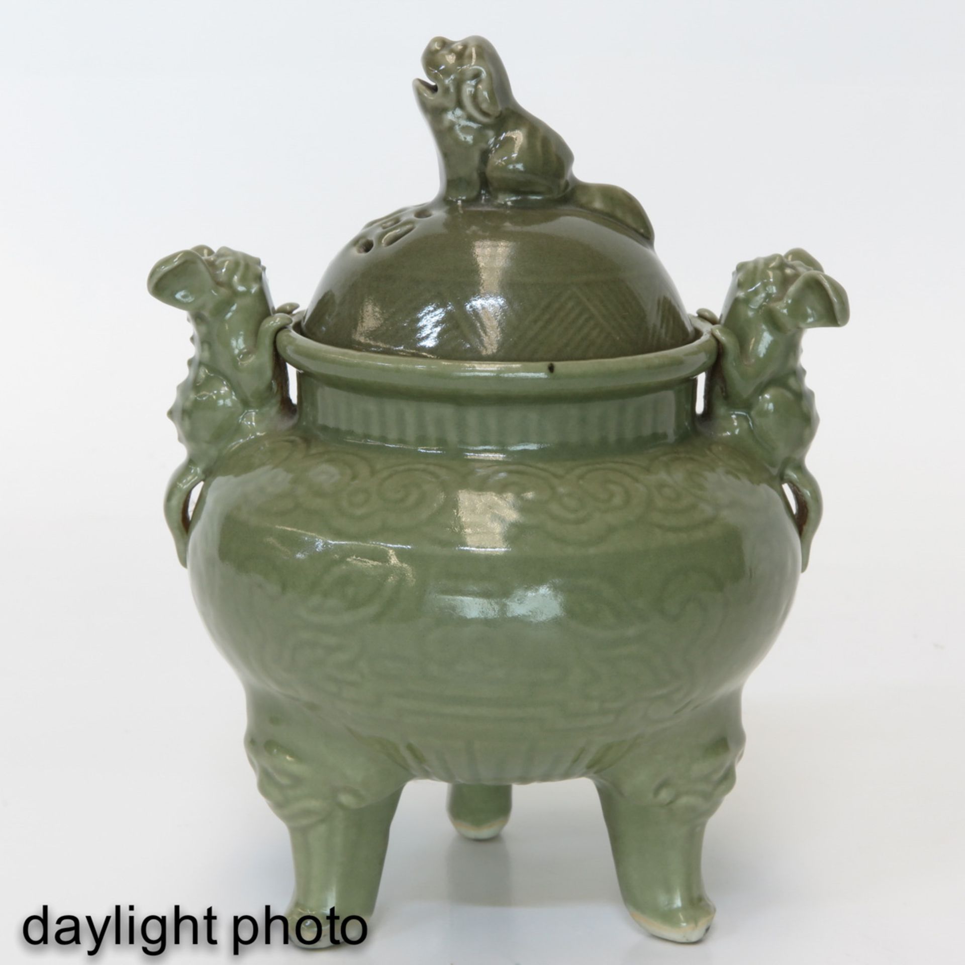 A Celadon Tripod Censer with Cover - Bild 7 aus 9