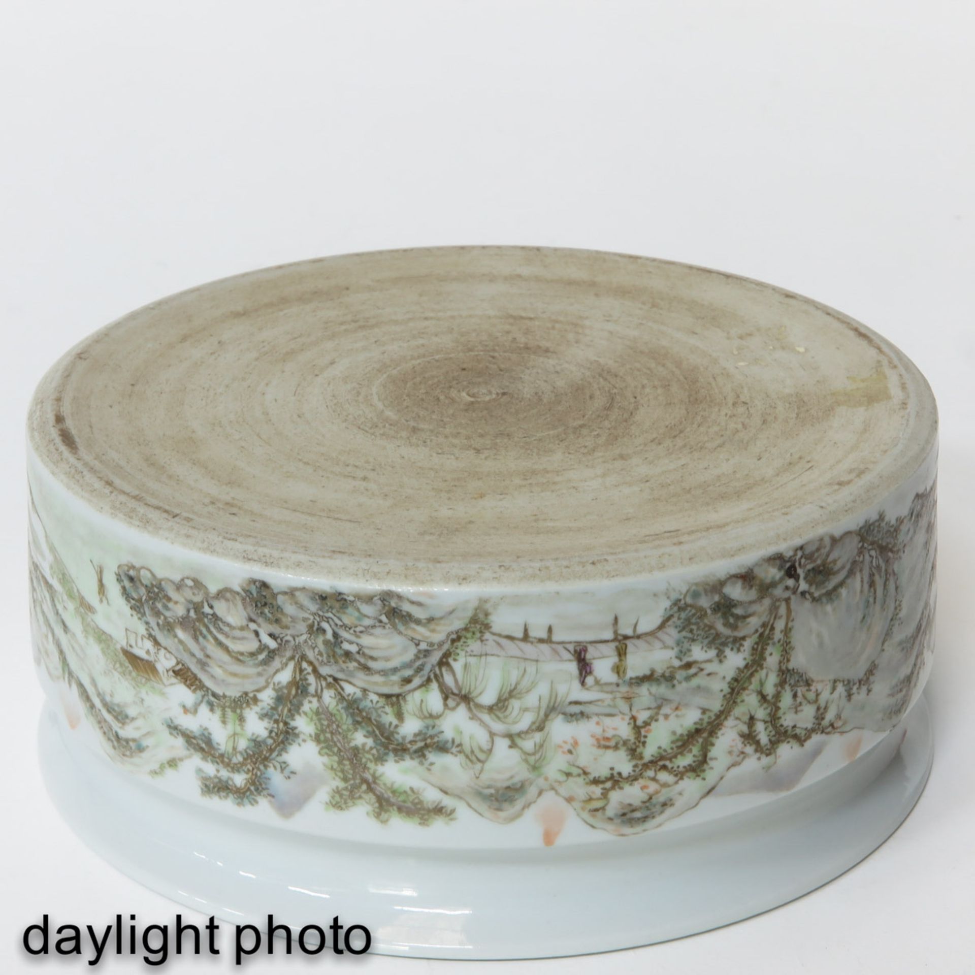 A Qianjiang Cai Decor Round Dish - Image 8 of 9