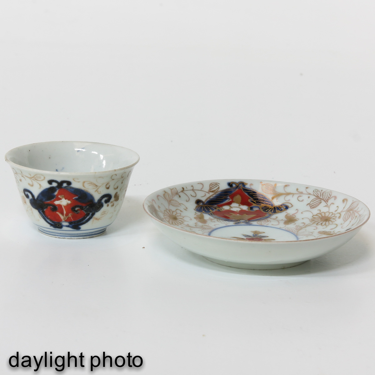 A Series of 5 Imari Cups and Saucers - Image 9 of 10