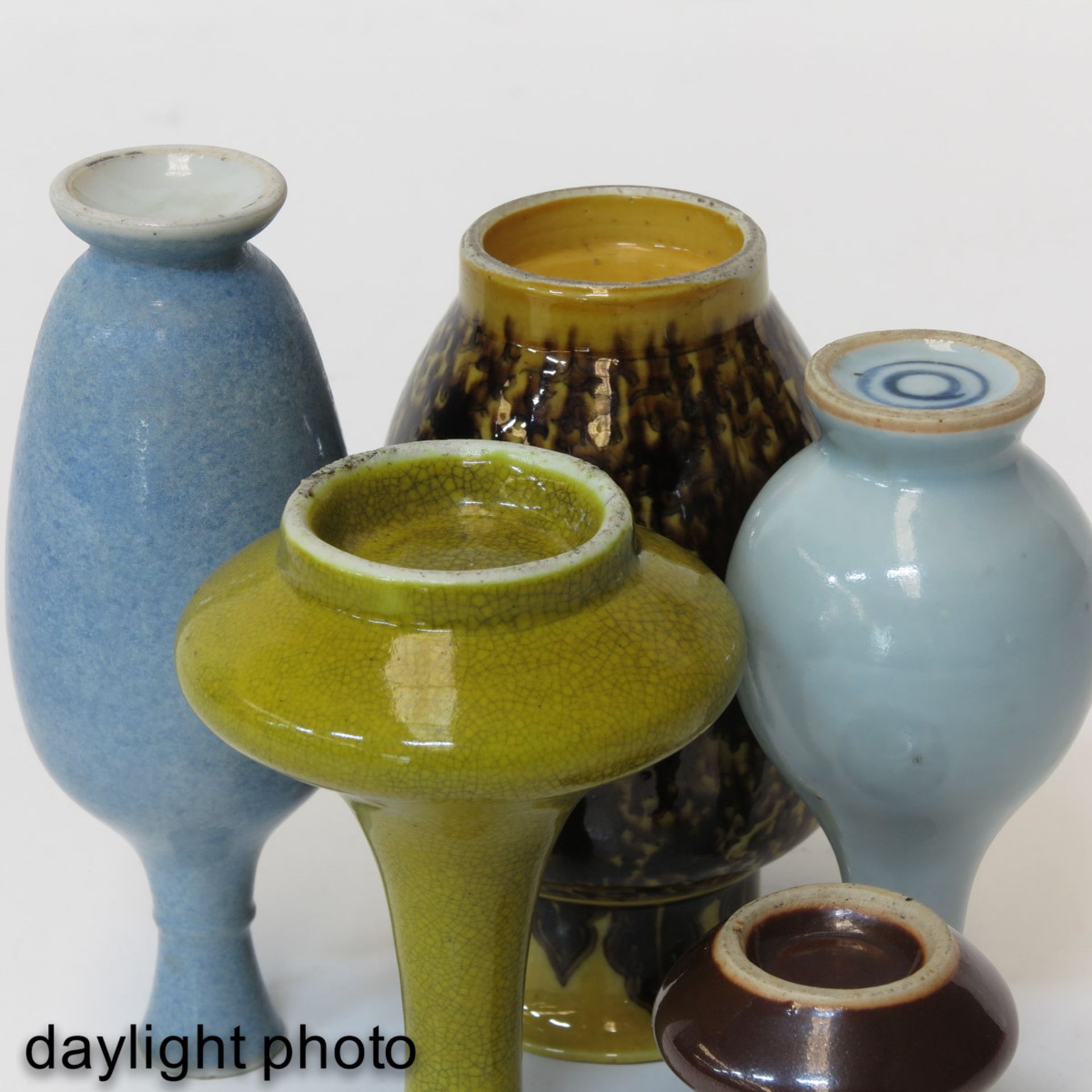 A Collection of 5 Vases - Bild 8 aus 9