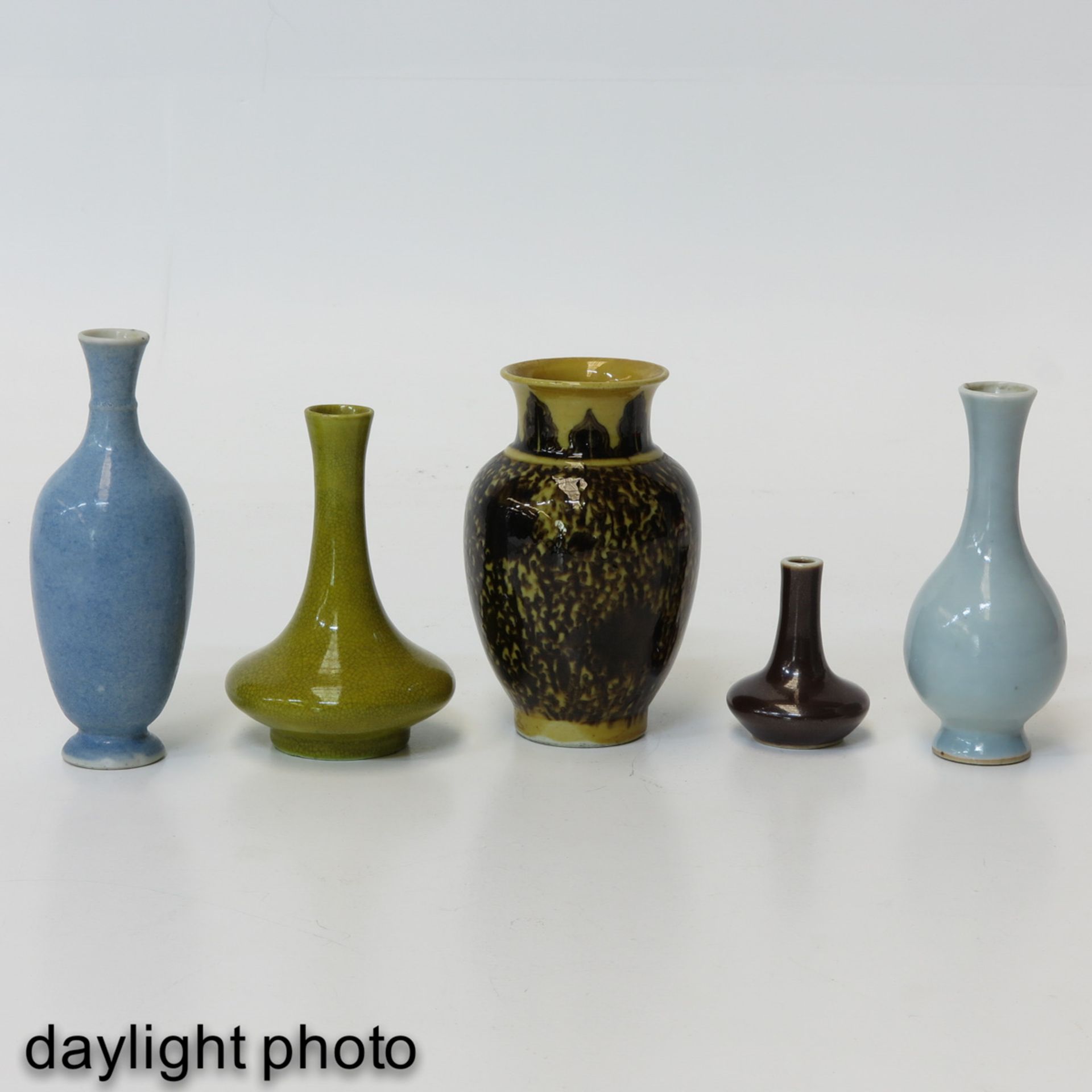 A Collection of 5 Vases - Bild 7 aus 9