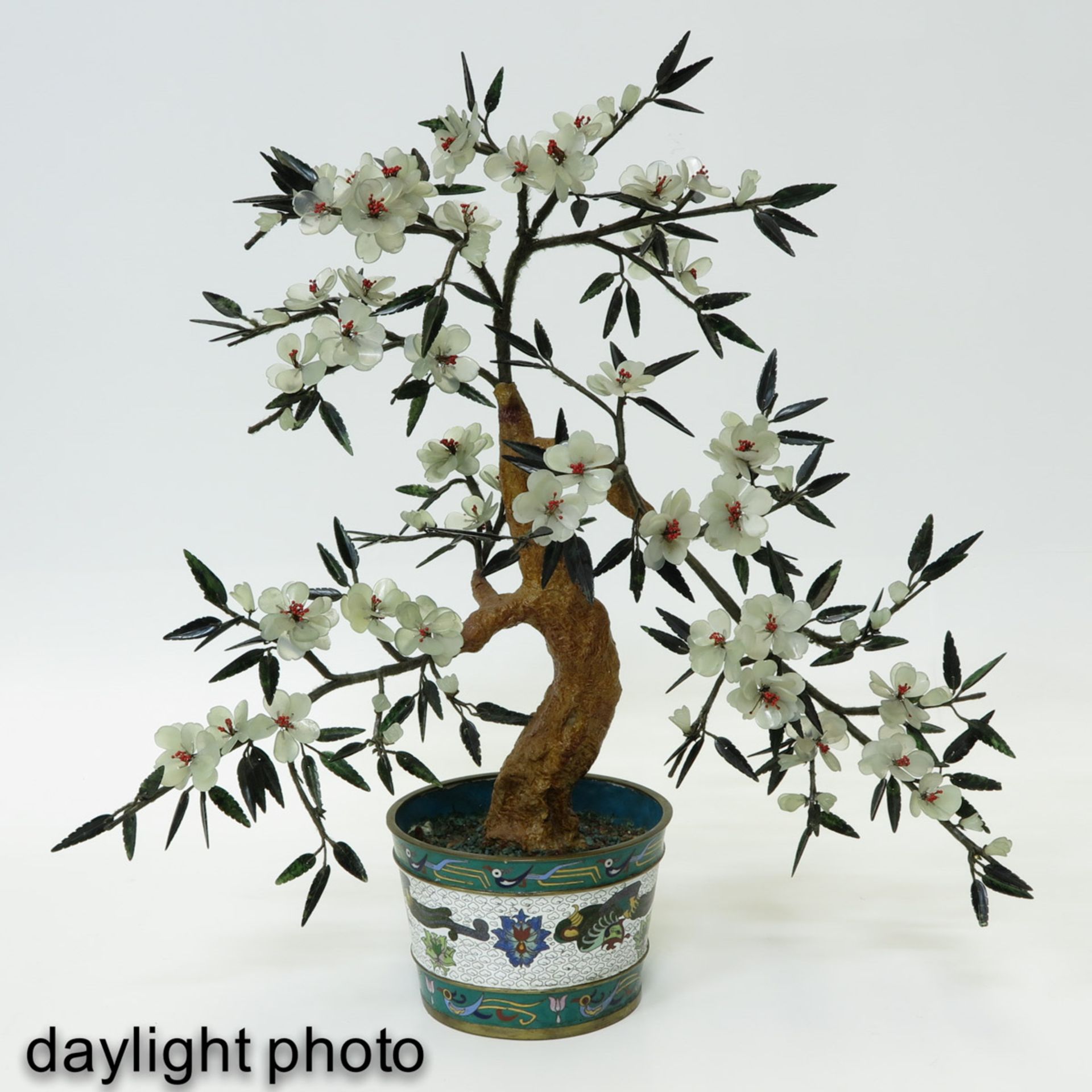 A Pair of Jade Floral Arrangements - Bild 7 aus 10