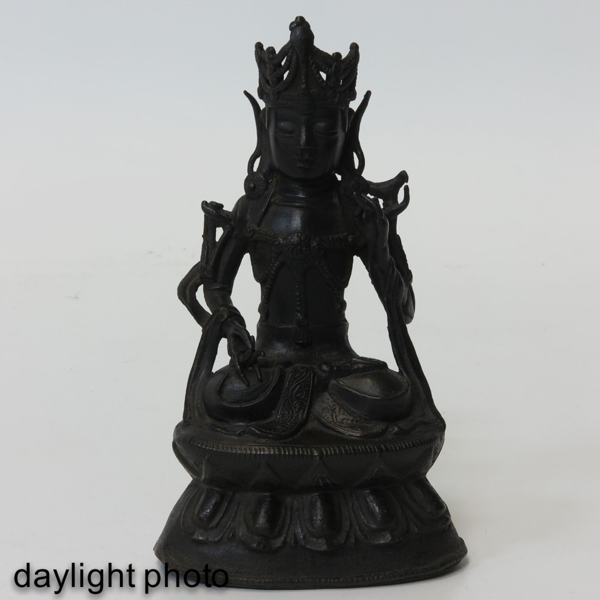 A Bronze Quanyin Sculpture - Bild 7 aus 9