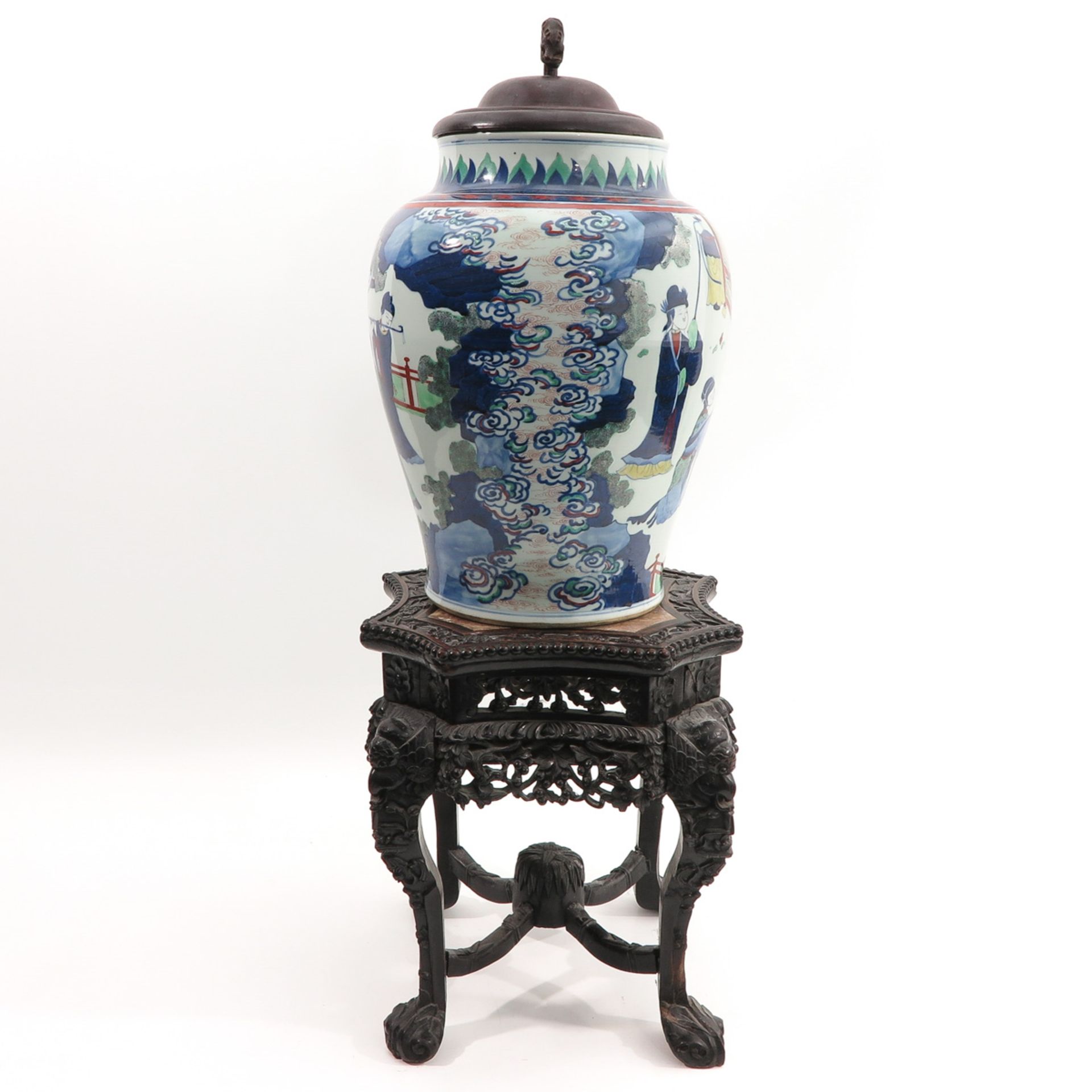 A Doucai Decor Jar with Cover - Bild 2 aus 9