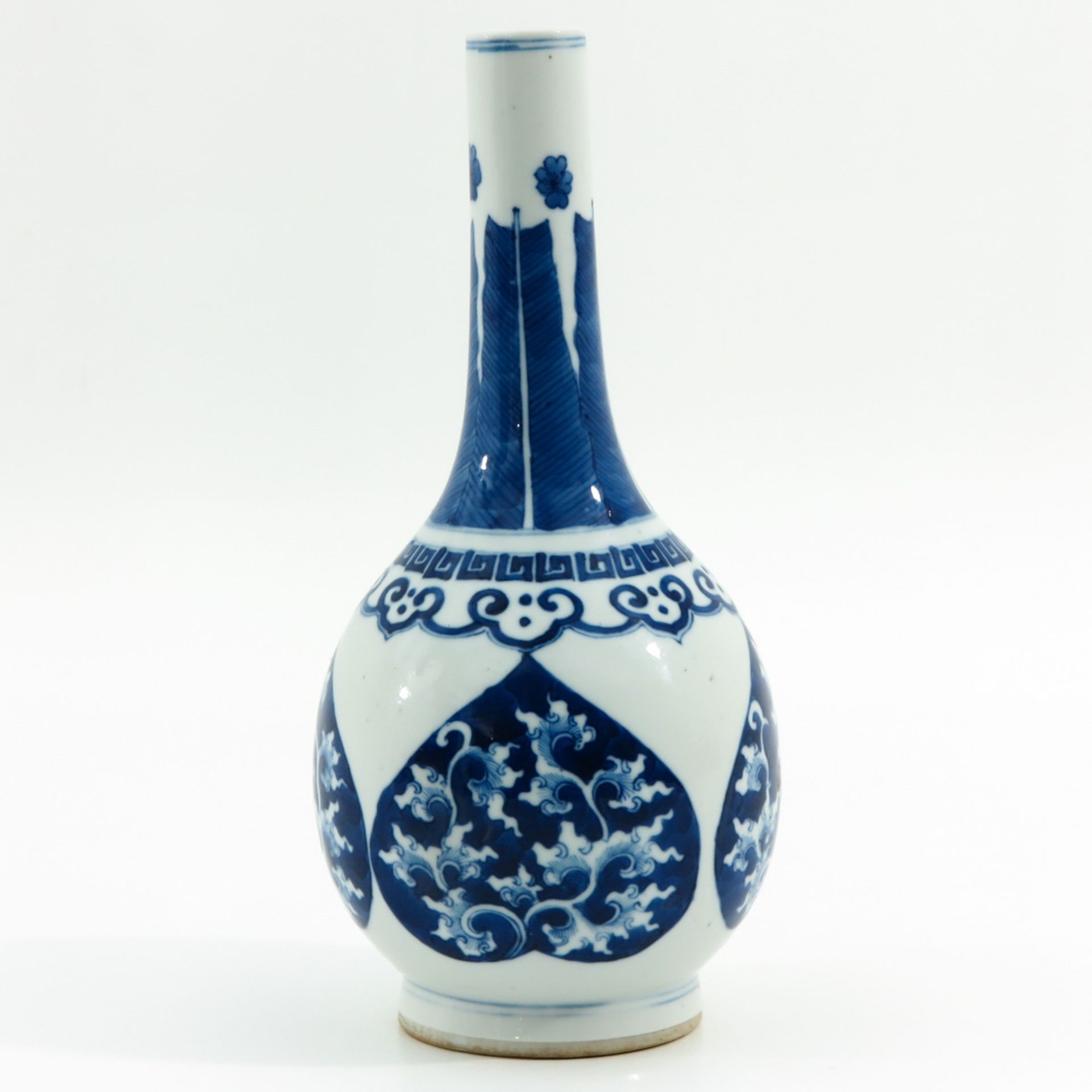 A Blue and White Bottle Vase - Image 3 of 9