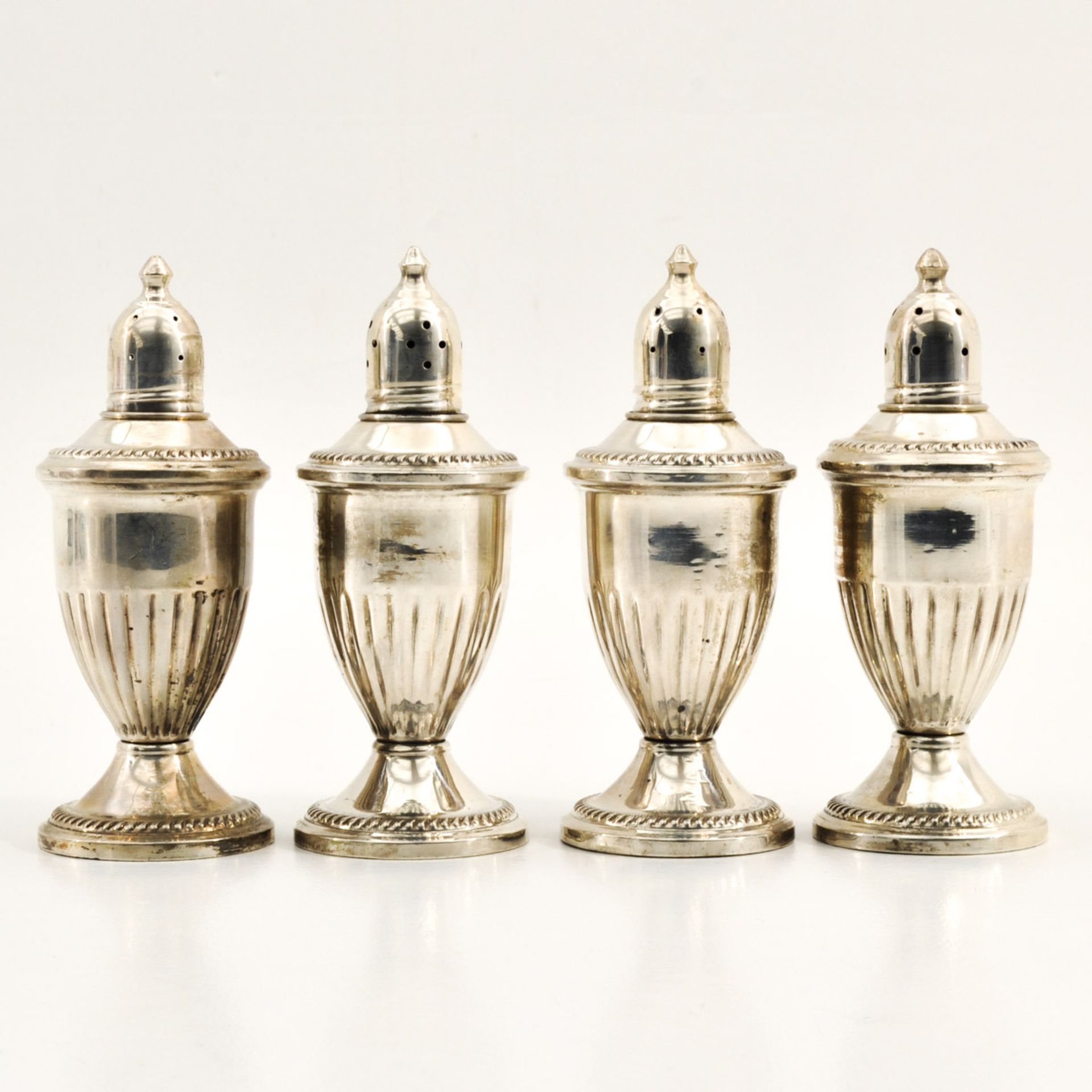 A Collection of 4 Silver Castors - Bild 2 aus 7